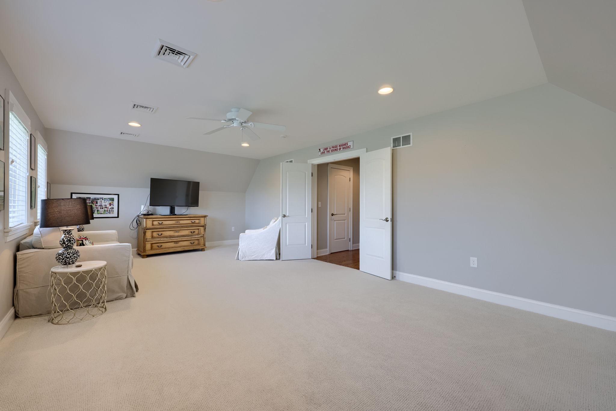 WELLESLEY MANOR - Residential