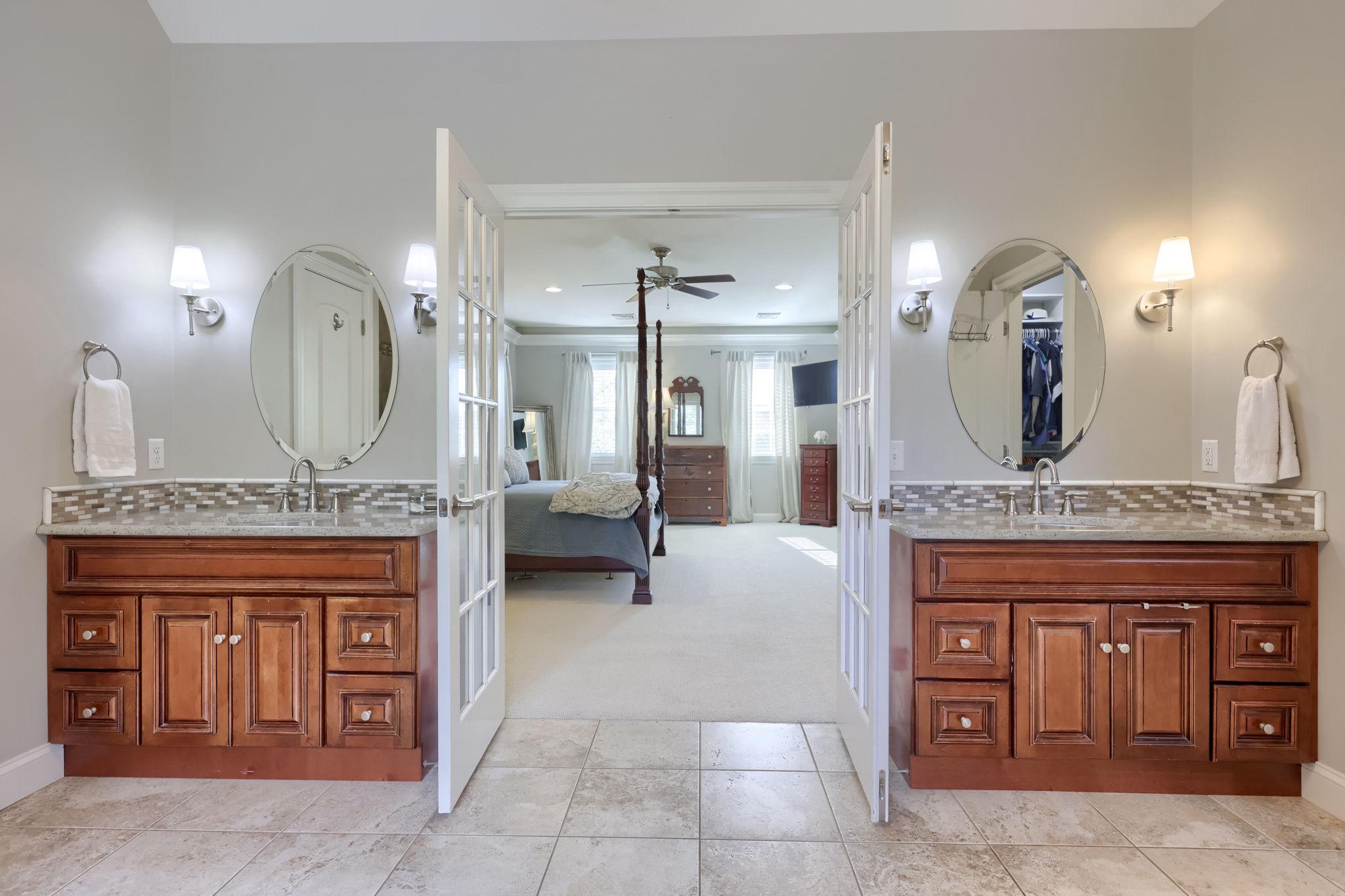 WELLESLEY MANOR - Residential