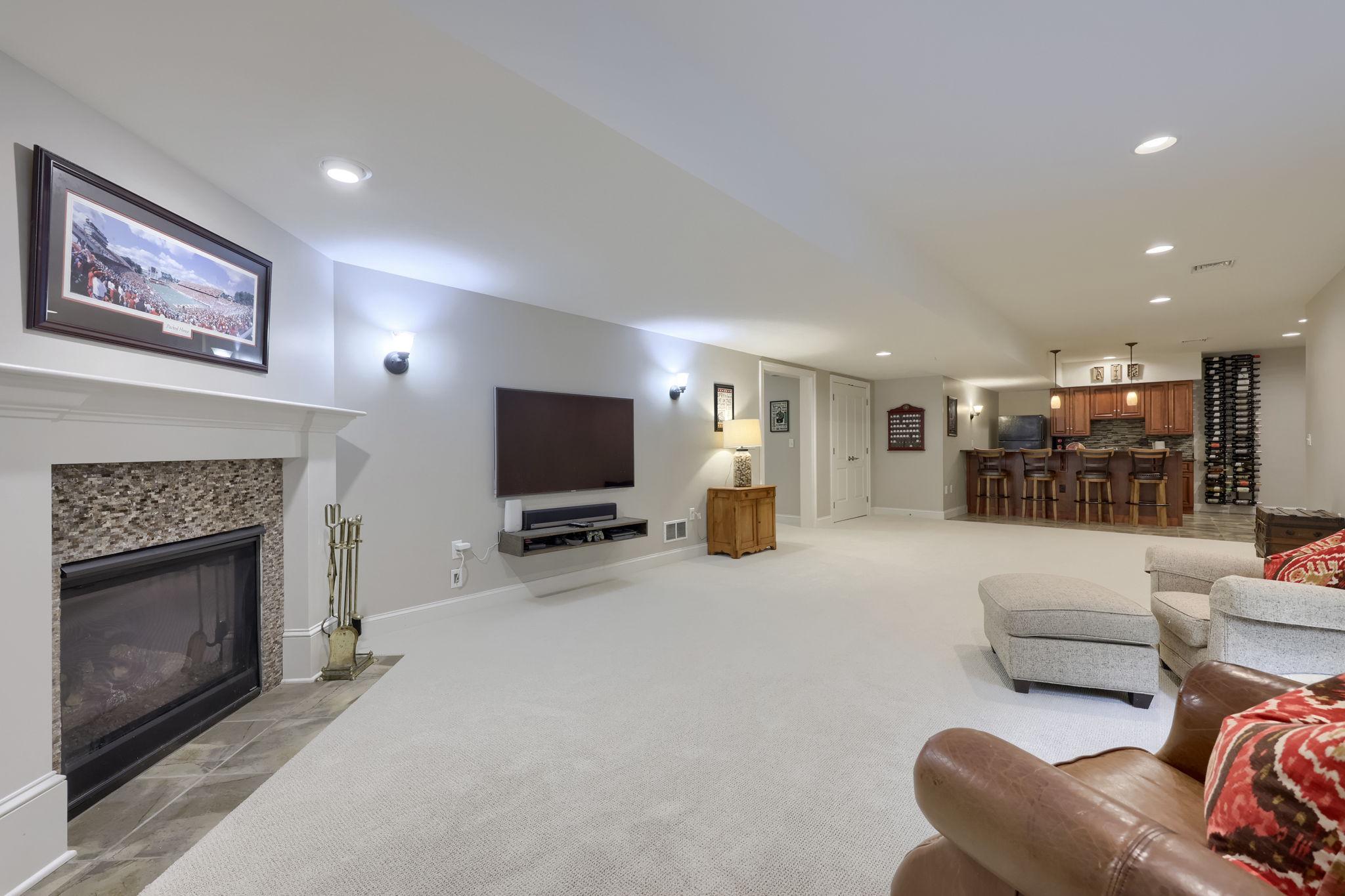 WELLESLEY MANOR - Residential