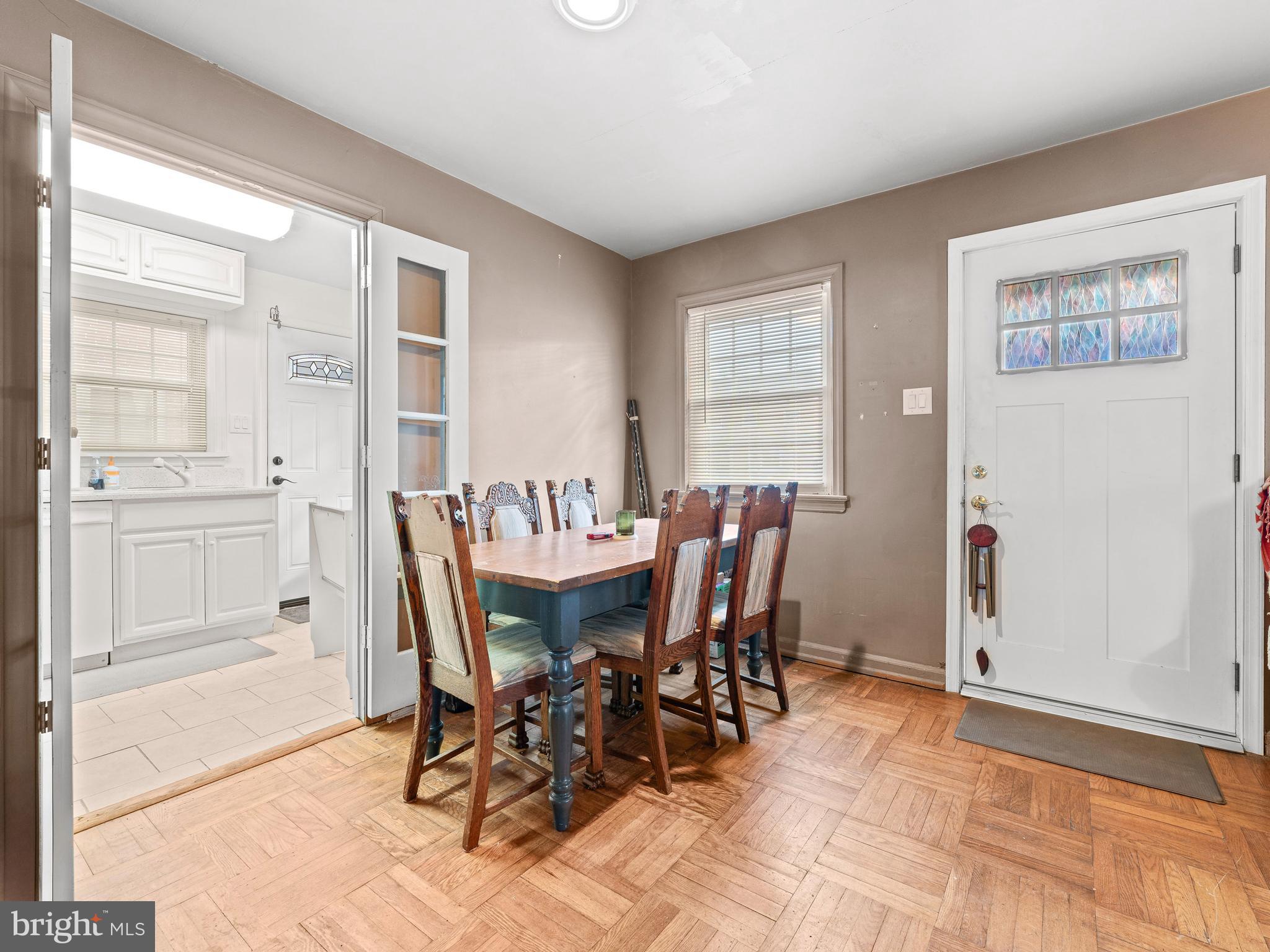 112 W PARKWAY AVENUE