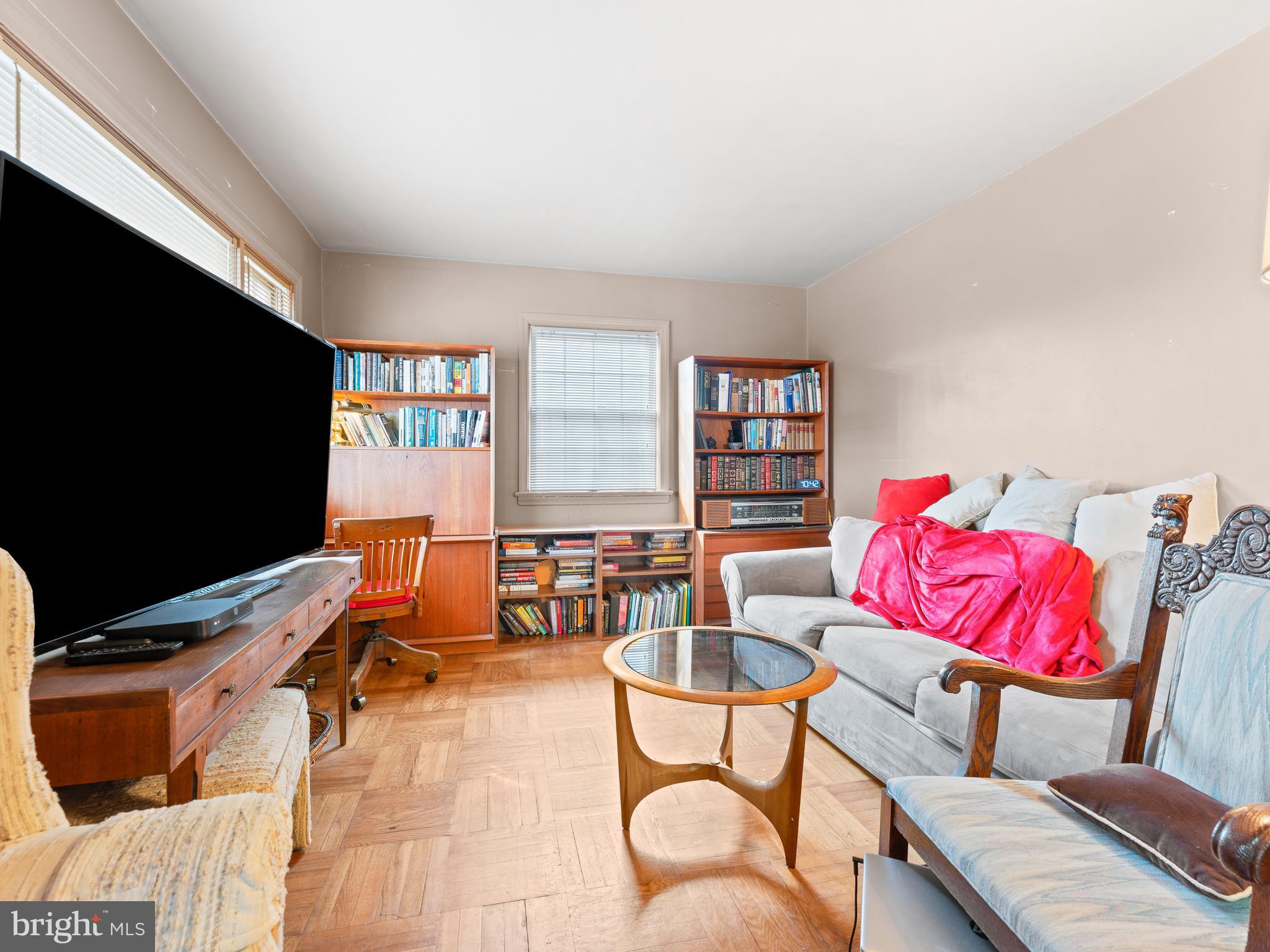 112 W PARKWAY AVENUE