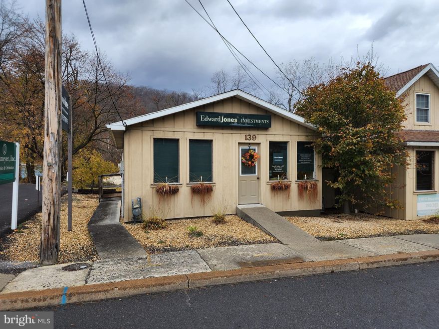 Office space in the heart of LaVale with off street parking,  1,136 sq feet of office space avaialable for imediate occupancy.  High visiblity and traffic count.  Monthly lease $850.00 plus utilities, Call to today for more information.