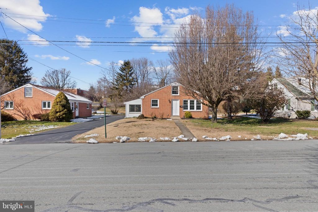 Photo of 435 Poplar Street, Columbia, PA 17512 (MLS # PALA2046996)