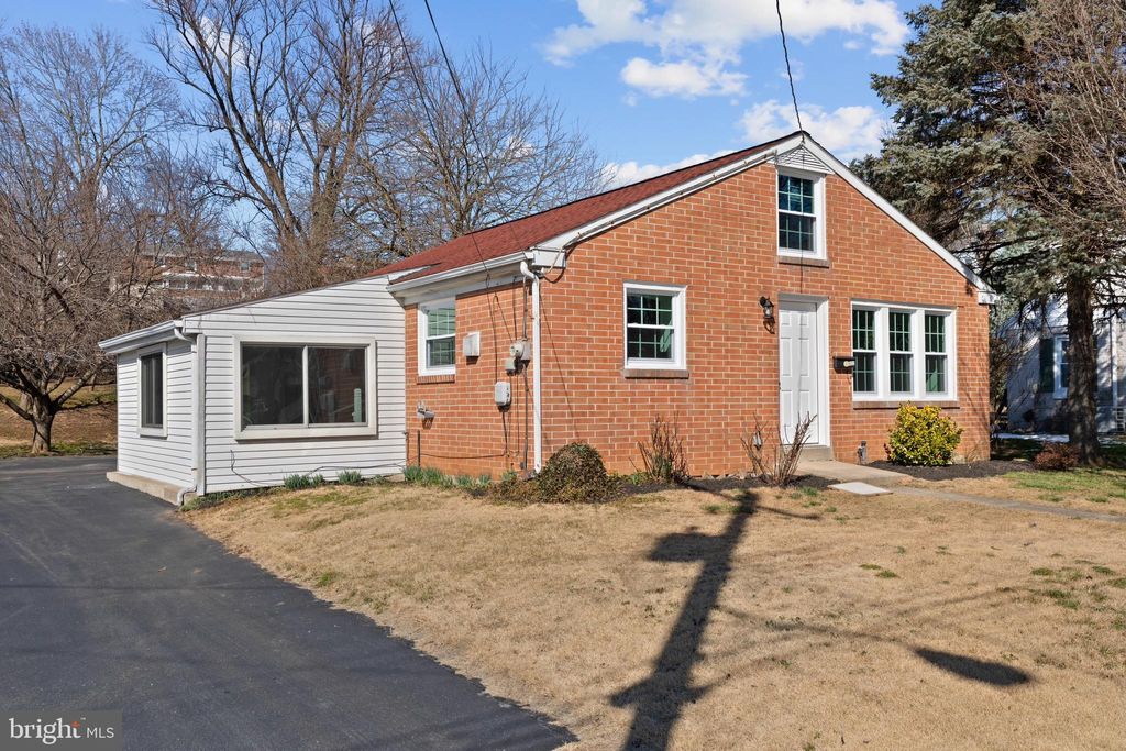 Photo of 435 Poplar Street, Columbia, PA 17512 (MLS # PALA2046996)