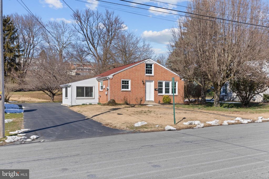 Photo of 435 Poplar Street, Columbia, PA 17512 (MLS # PALA2046996)
