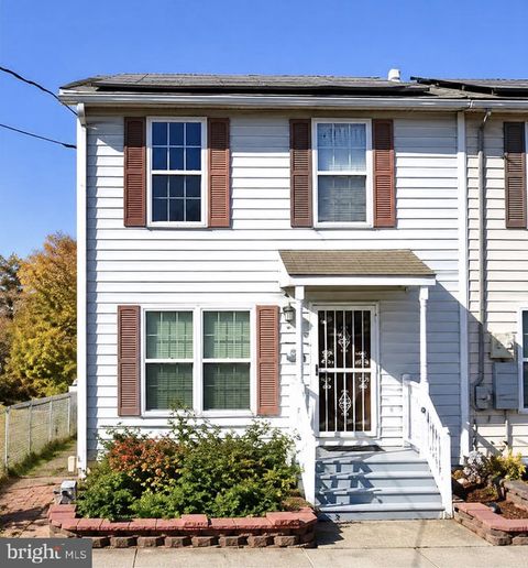 Townhouse For Sale - 1550 E State Street<br/> HAMILTON, NJ 08609
