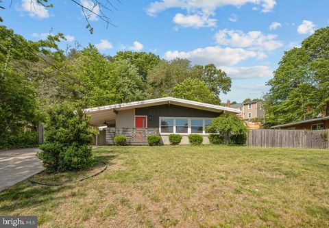 Photo of 2908 Farmington Drive, ALEXANDRIA, VA 22303 (MLS # VAFX2299660)