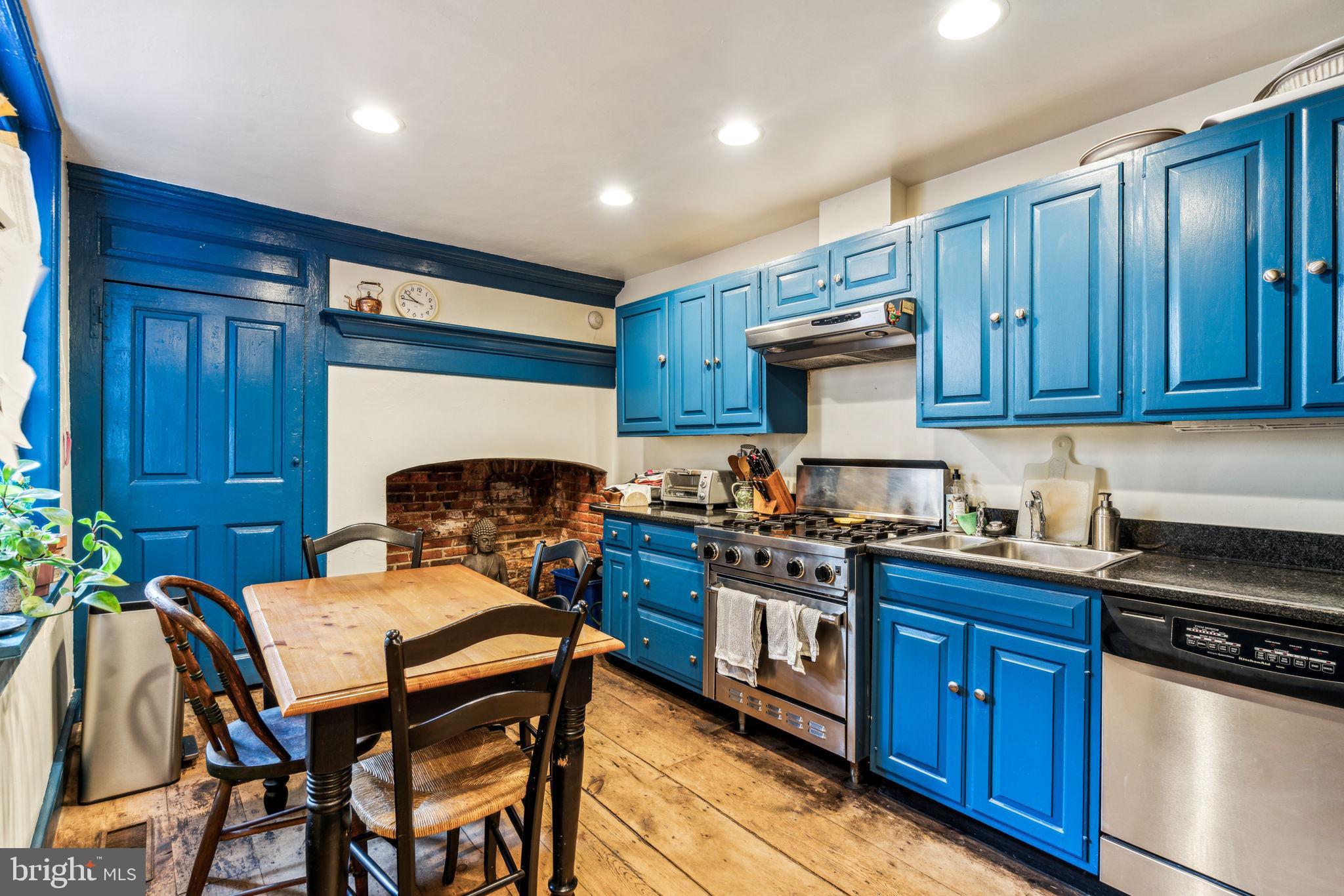 QUEEN VILLAGE - Residential