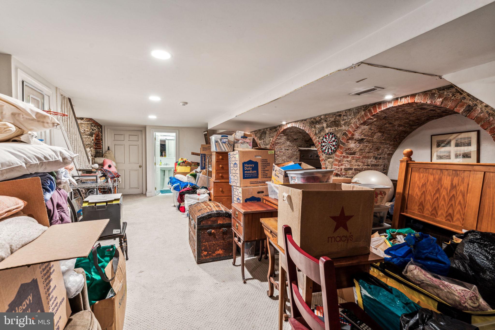 QUEEN VILLAGE - Residential