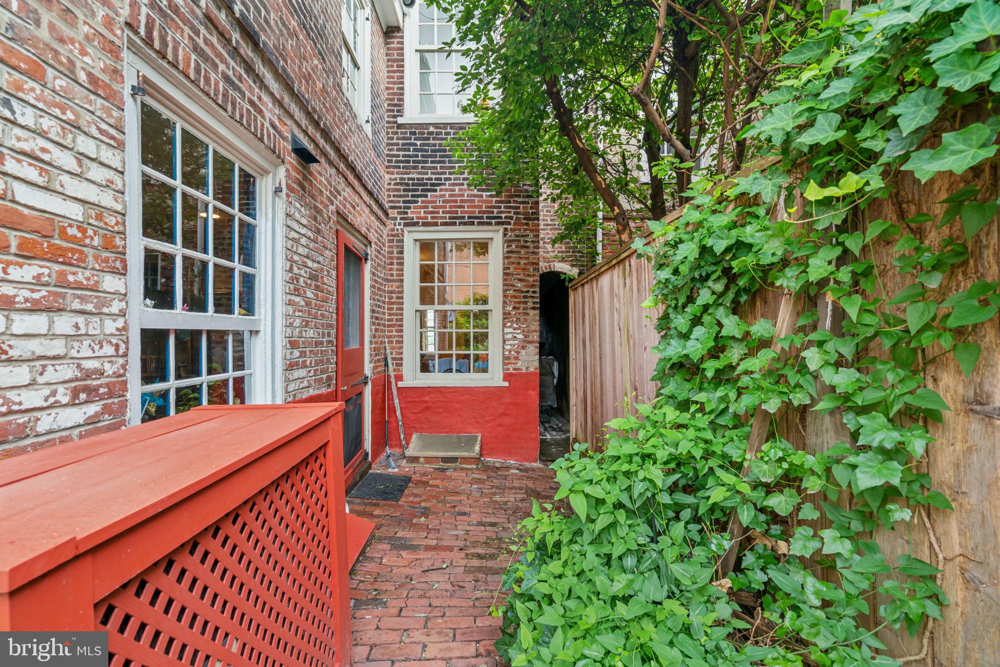 QUEEN VILLAGE - Residential