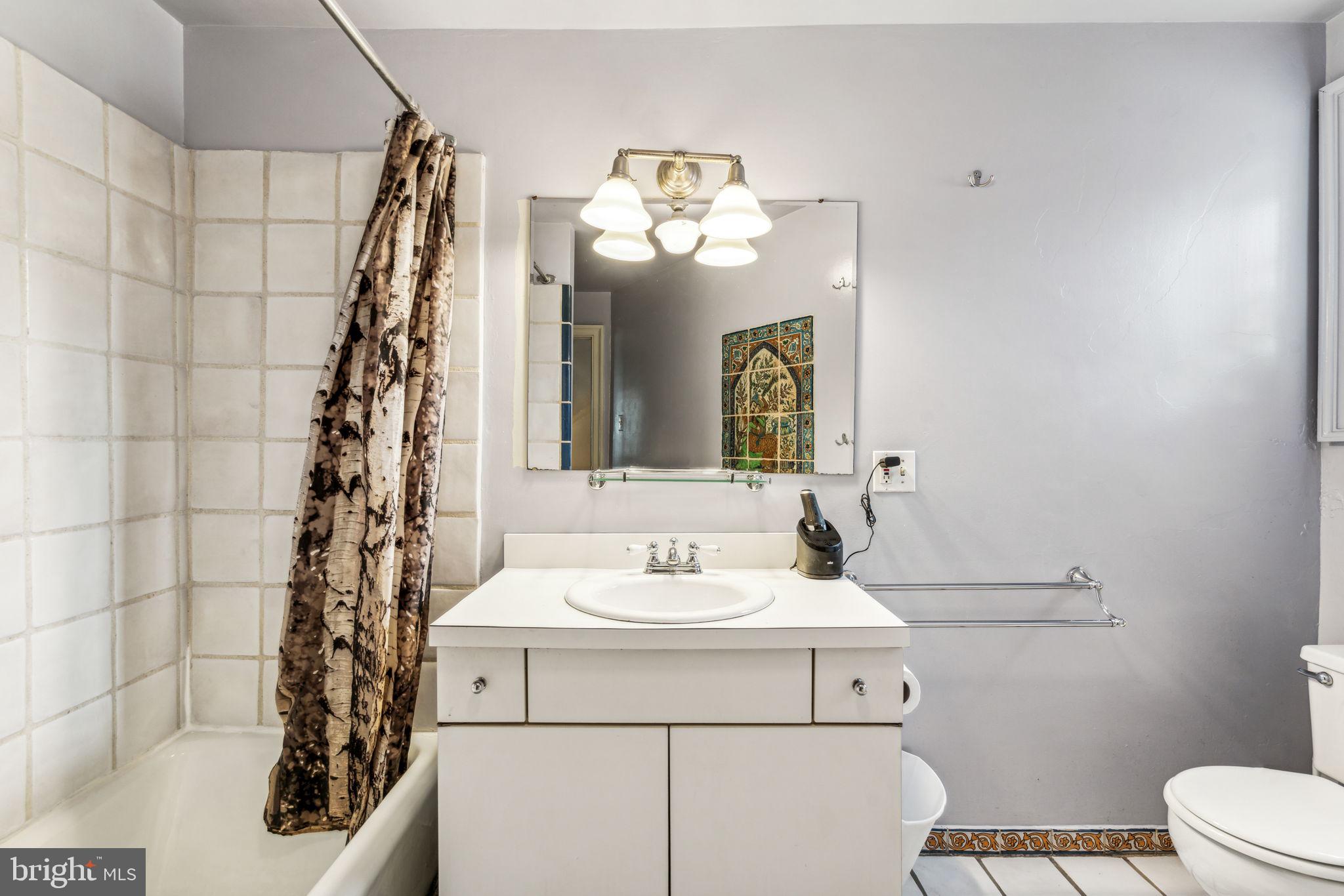 QUEEN VILLAGE - Residential