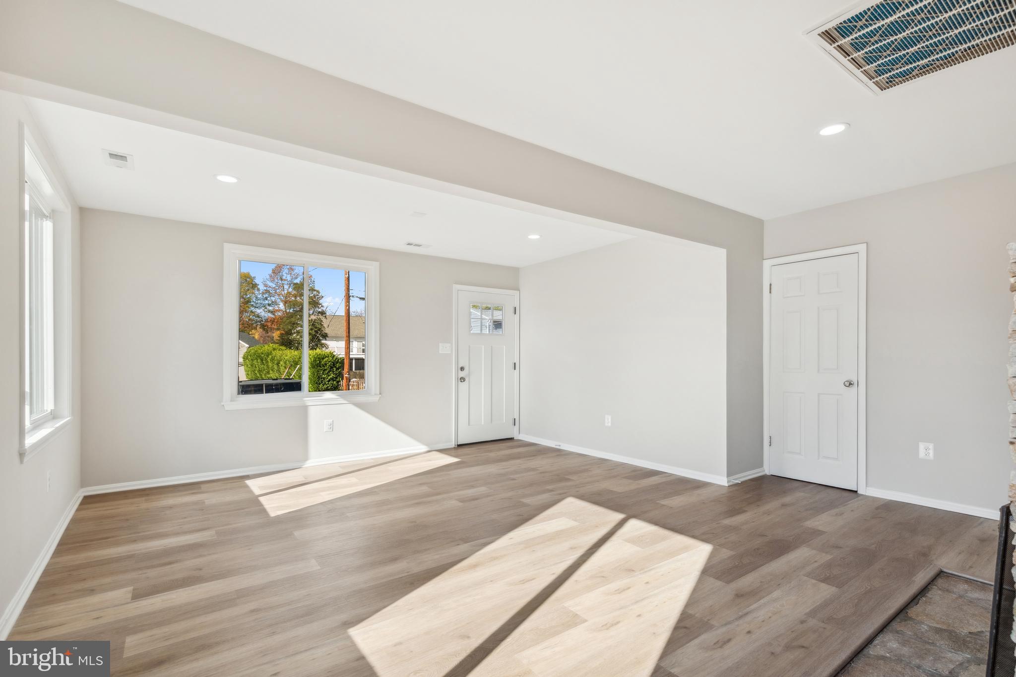 WOODLAND BEACH - Residential