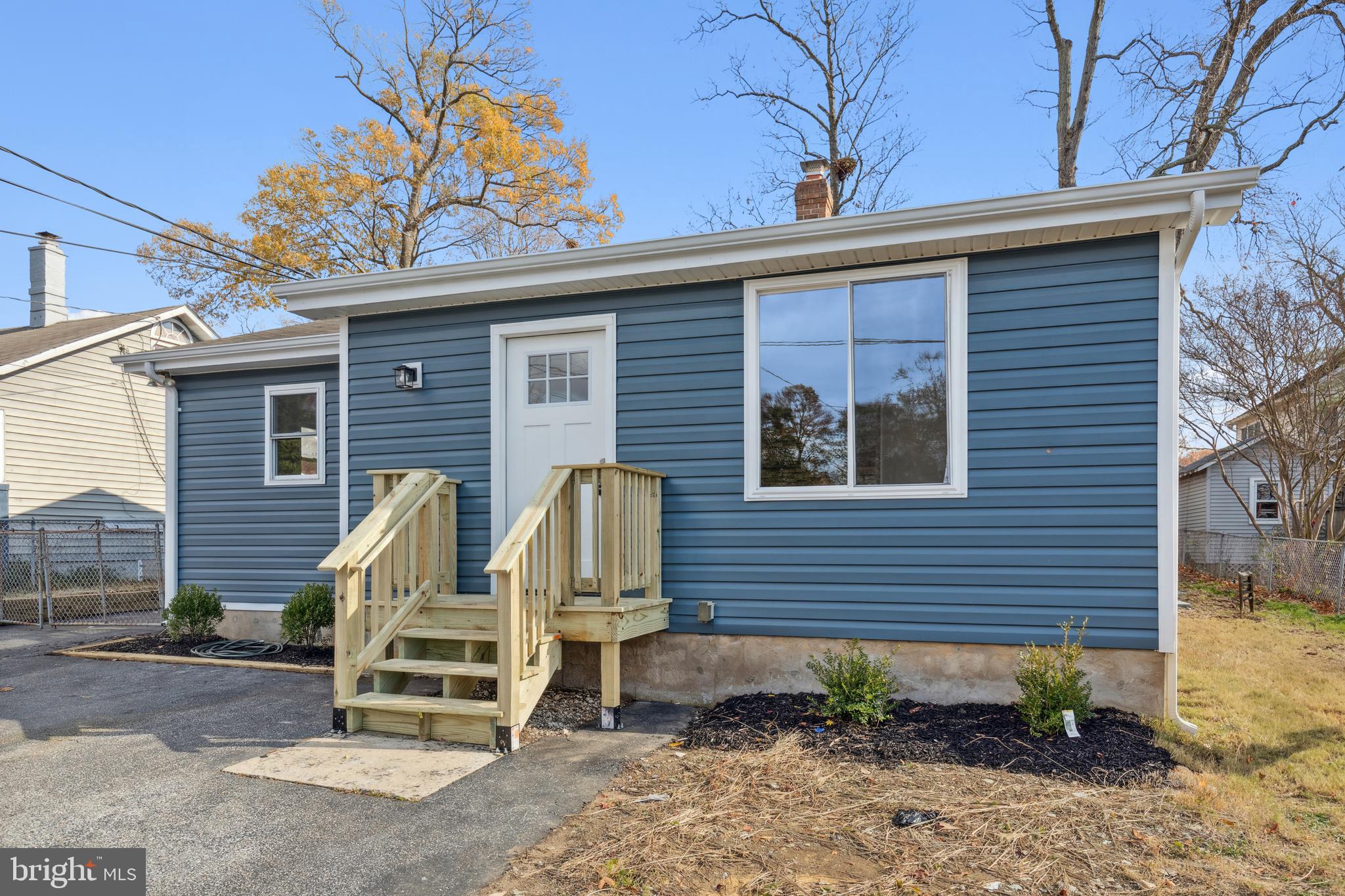 WOODLAND BEACH - Residential