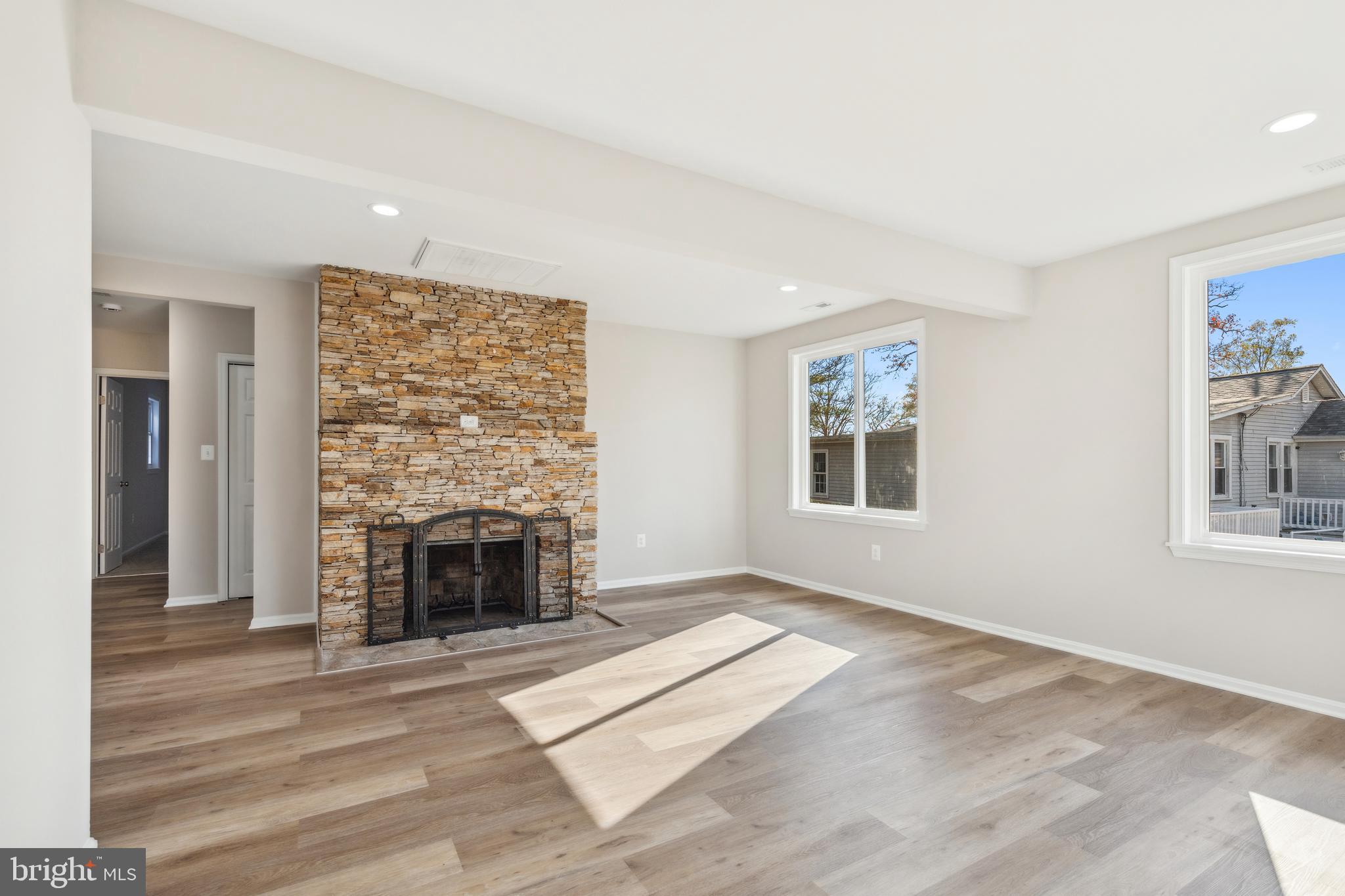 WOODLAND BEACH - Residential