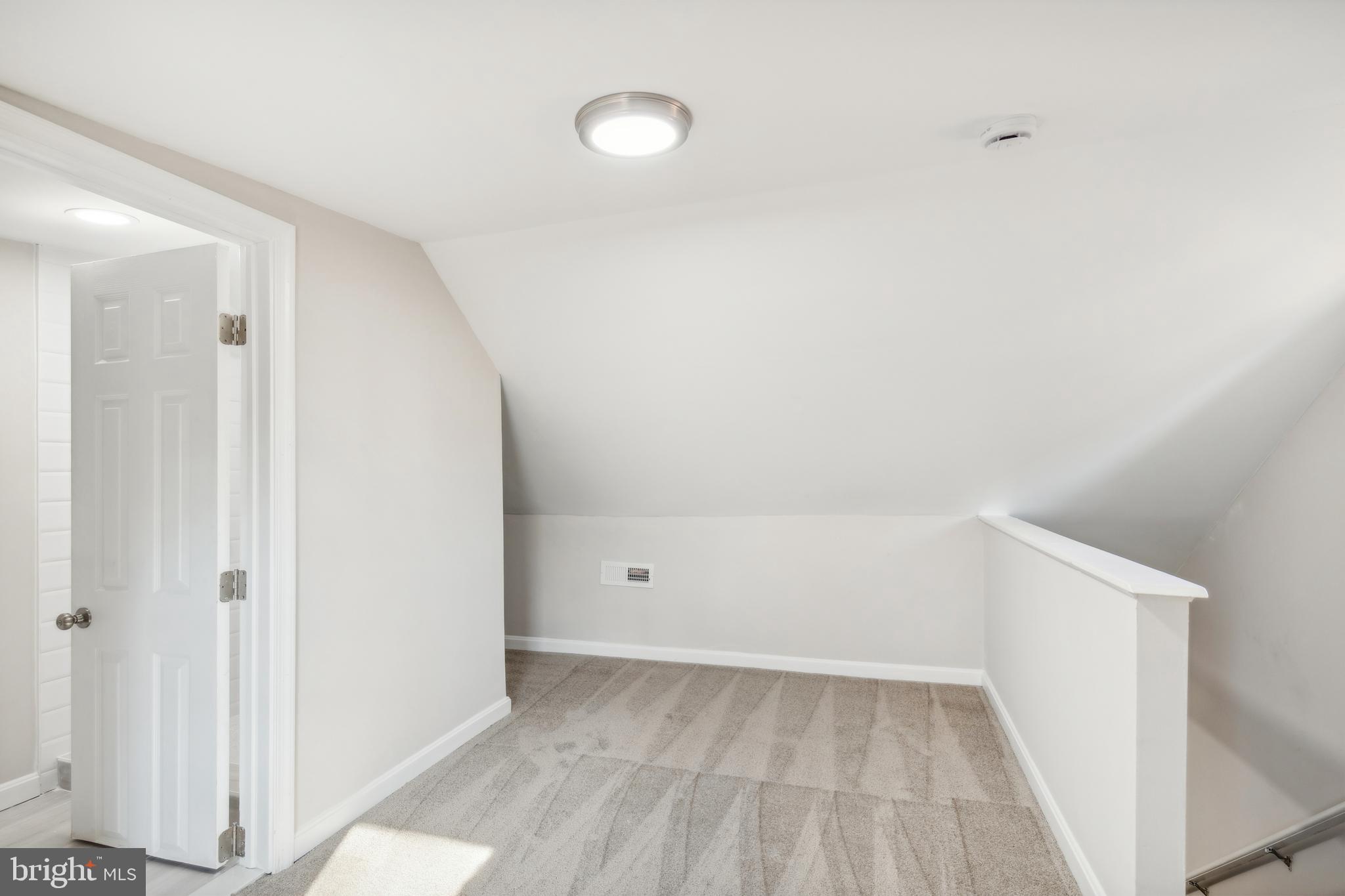 WOODLAND BEACH - Residential