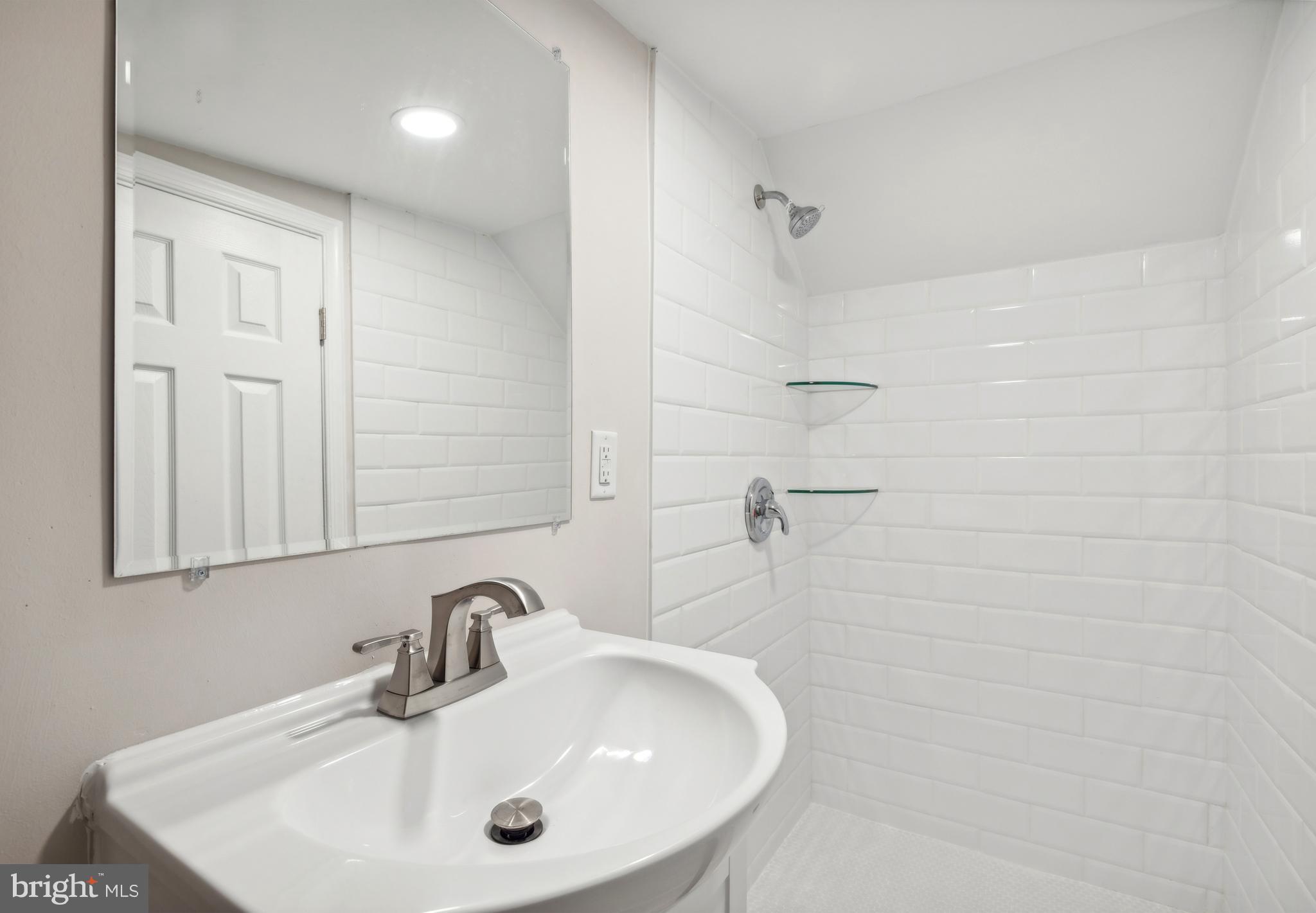 WOODLAND BEACH - Residential