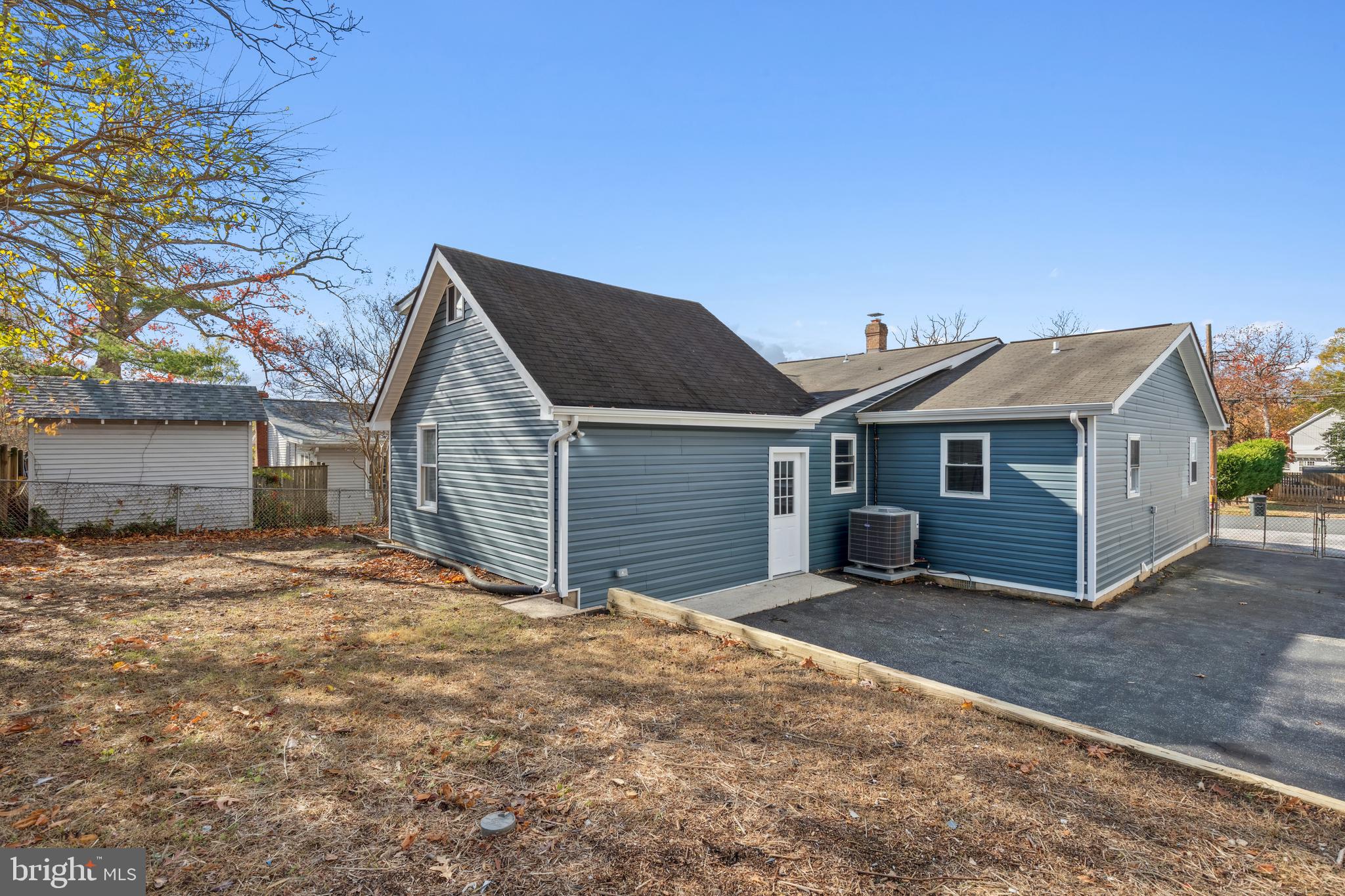 WOODLAND BEACH - Residential