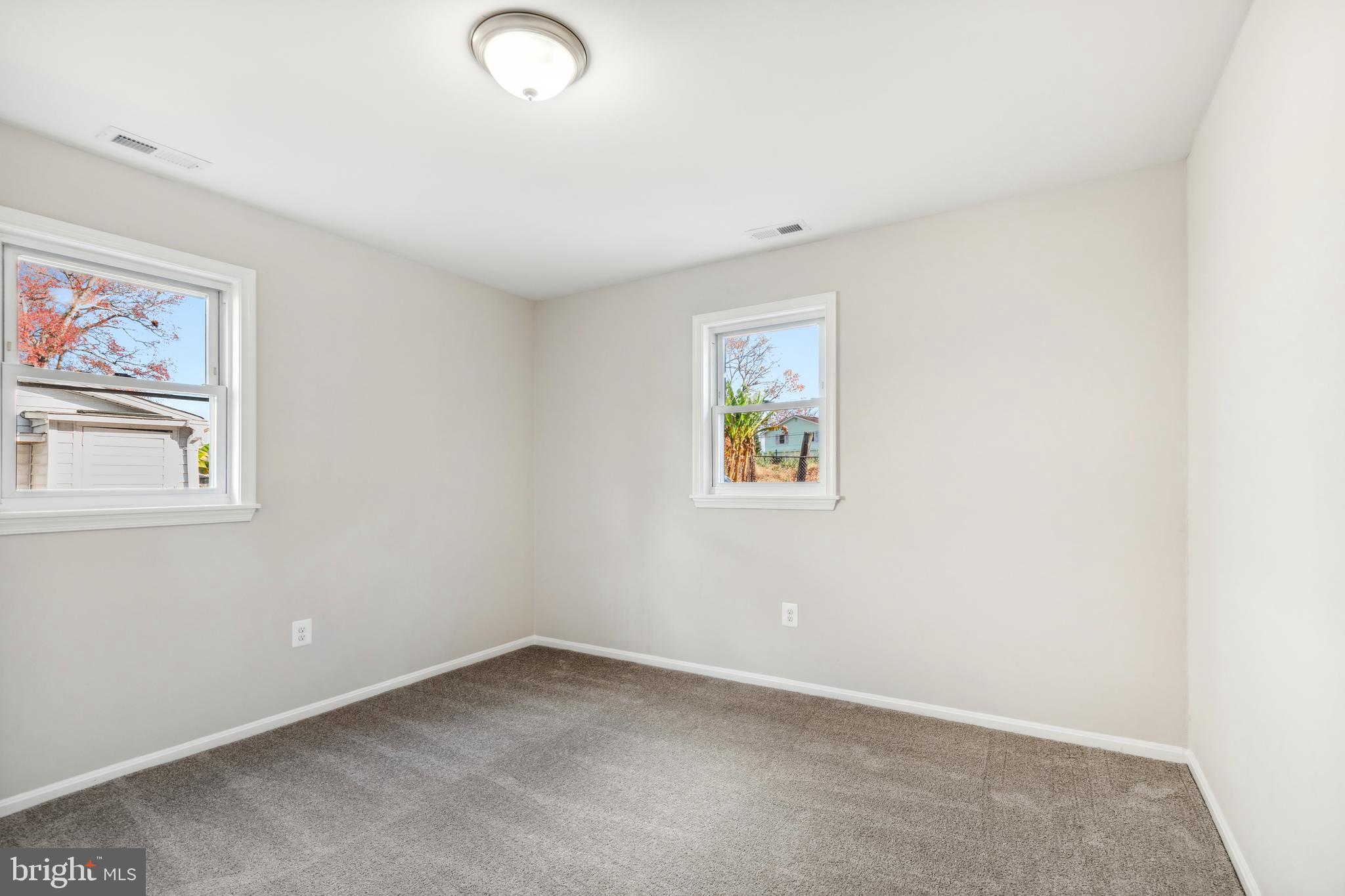 WOODLAND BEACH - Residential