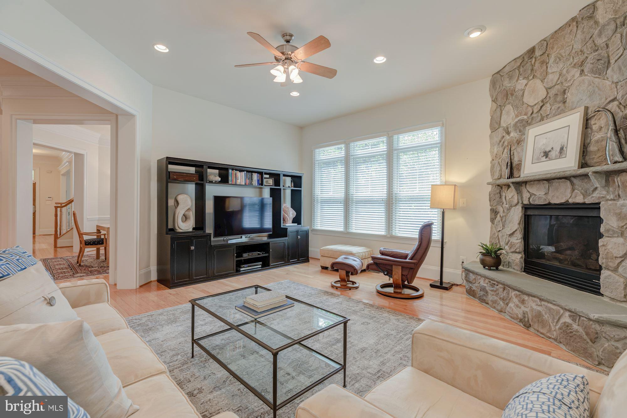 COUNTRY CLUB MANOR - Residential