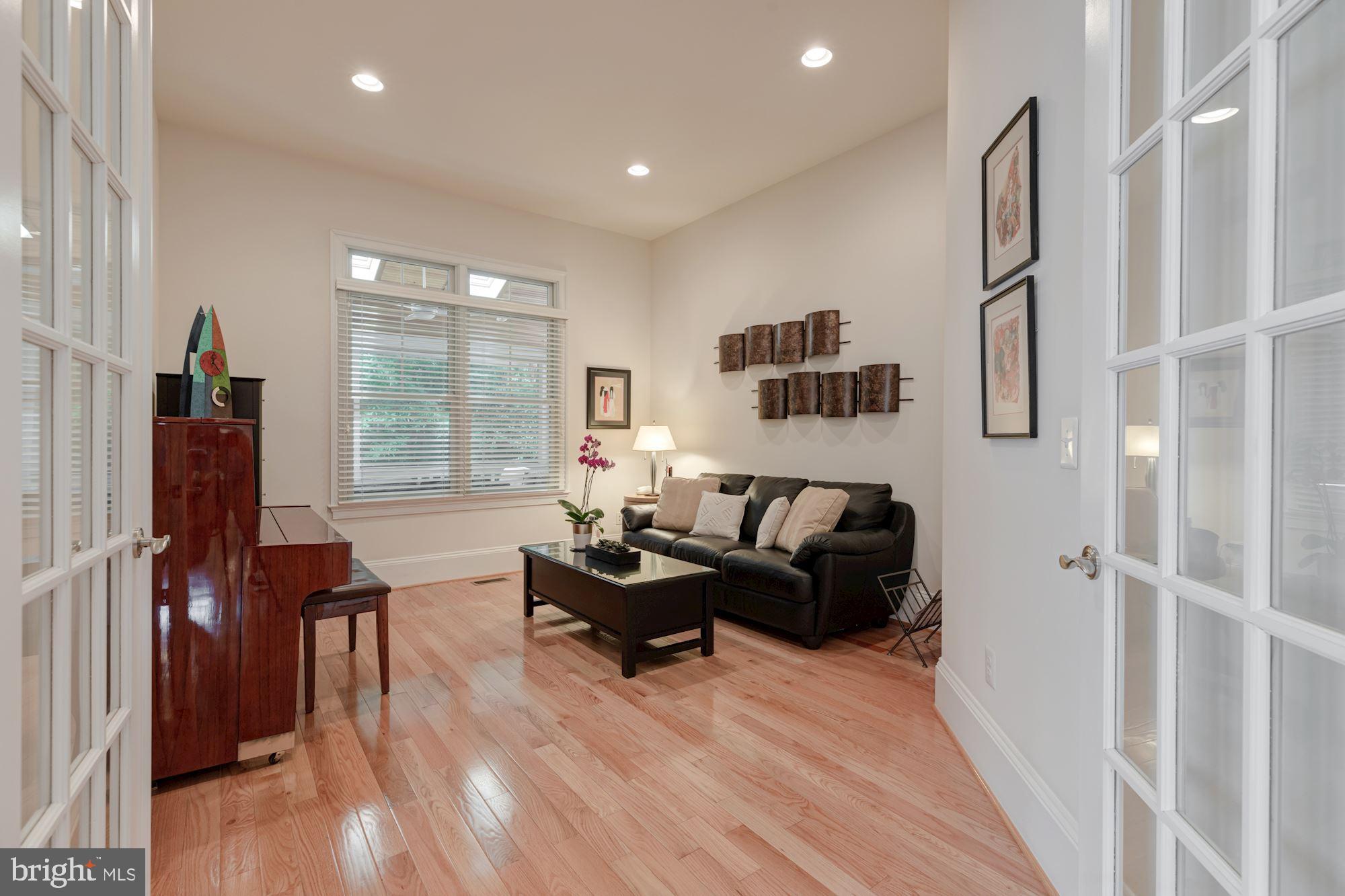 COUNTRY CLUB MANOR - Residential