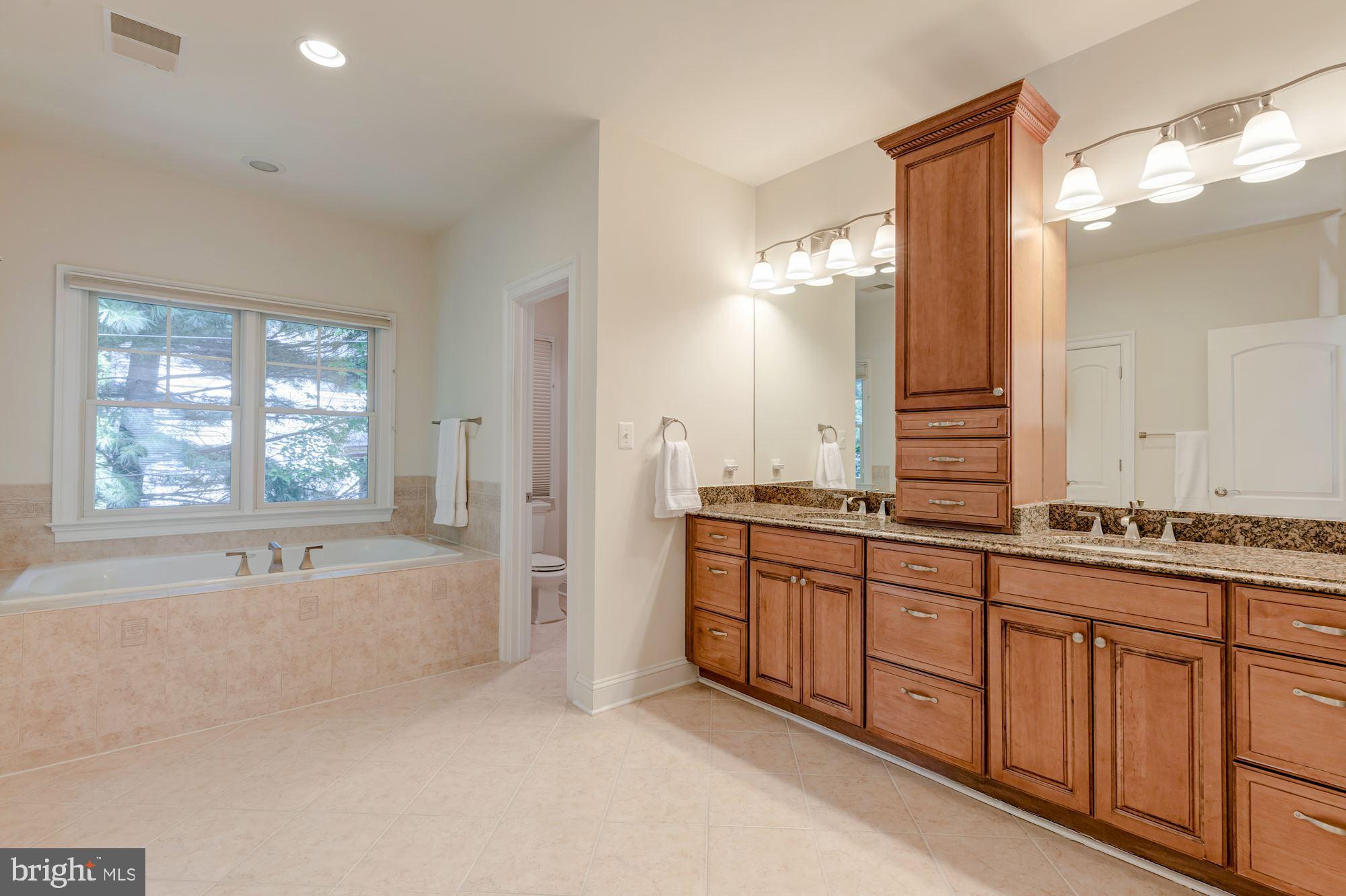 COUNTRY CLUB MANOR - Residential