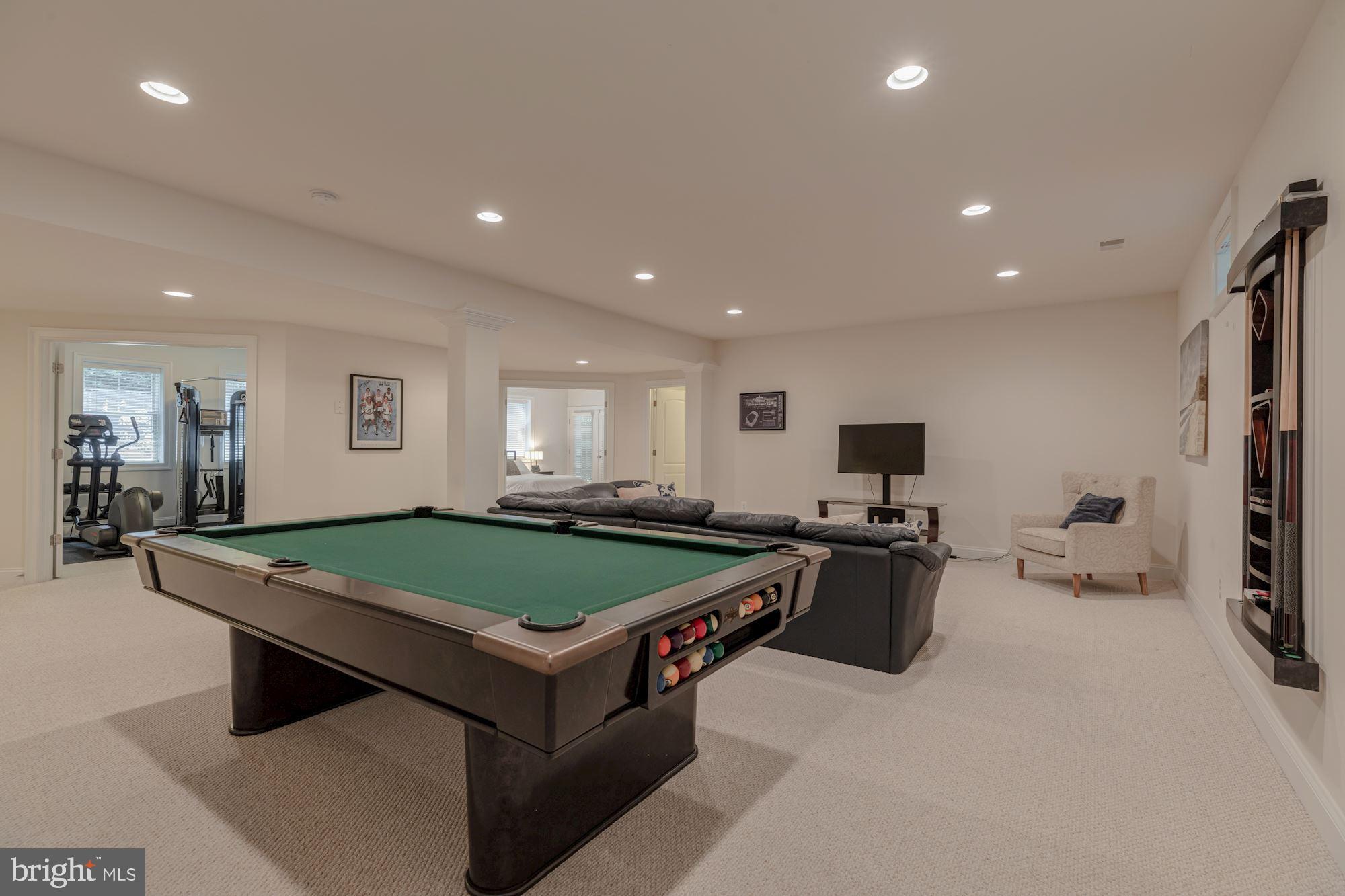 COUNTRY CLUB MANOR - Residential