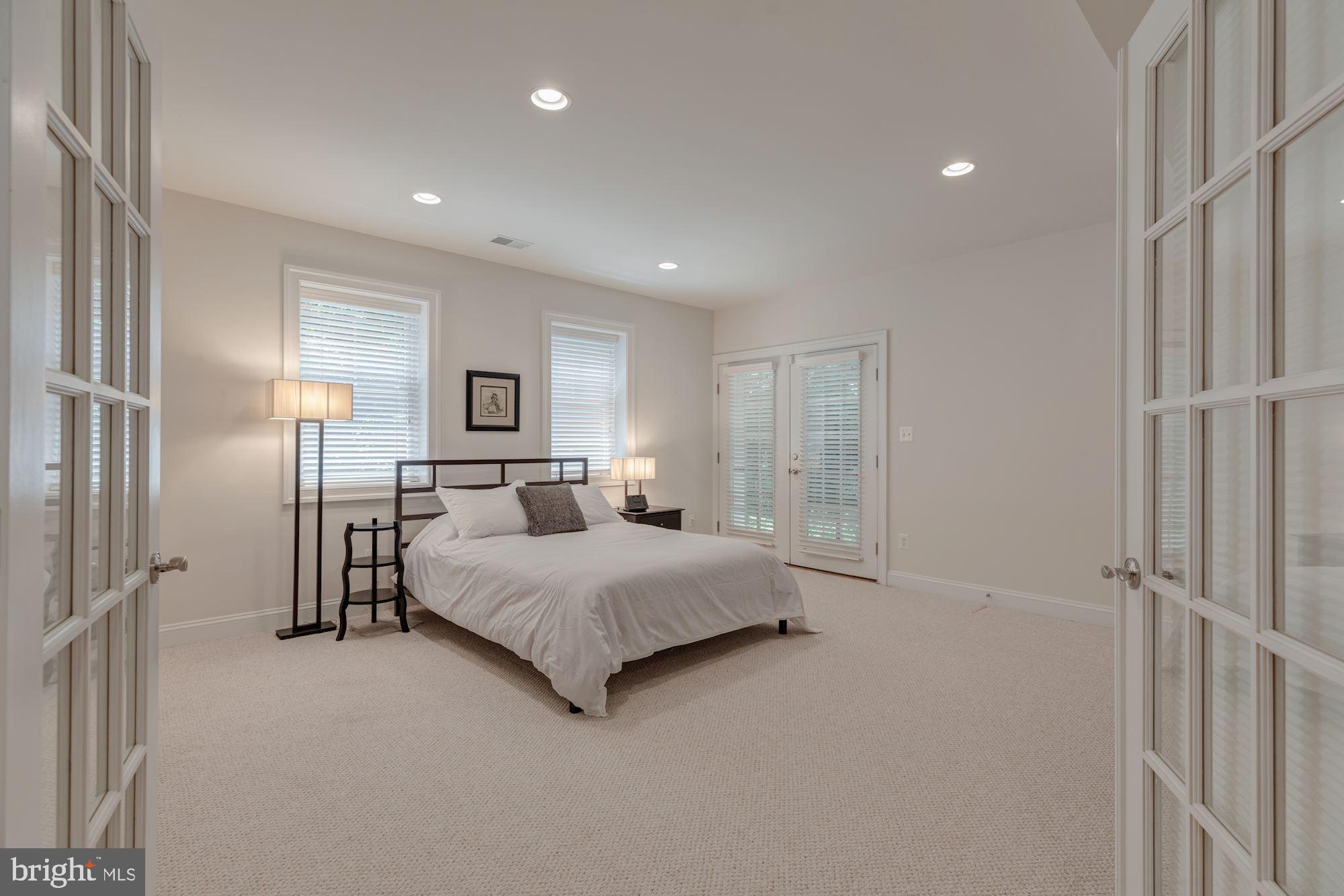 COUNTRY CLUB MANOR - Residential