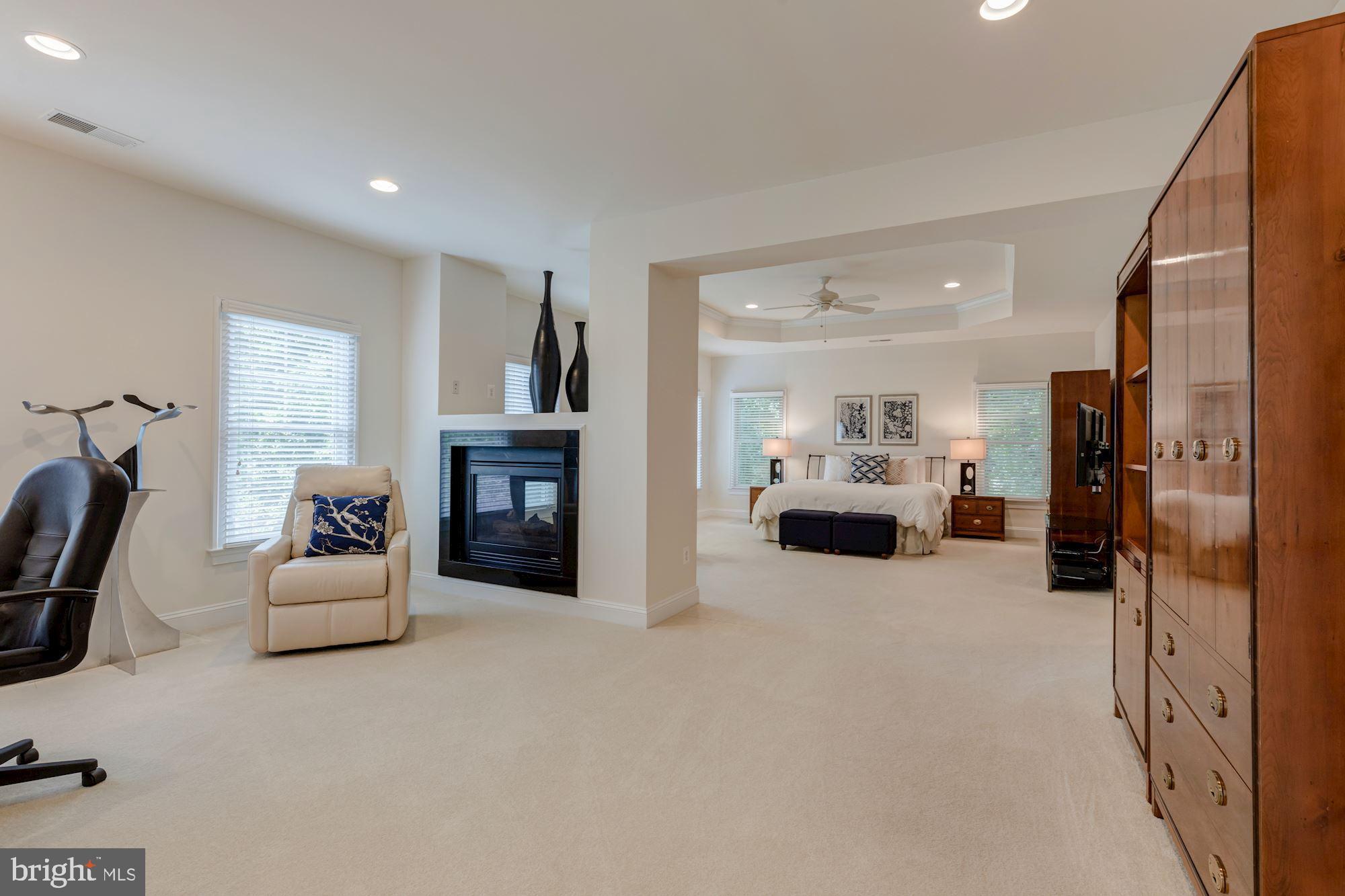 COUNTRY CLUB MANOR - Residential