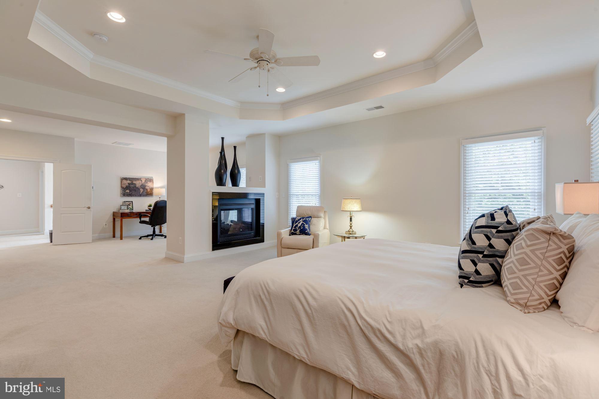 COUNTRY CLUB MANOR - Residential