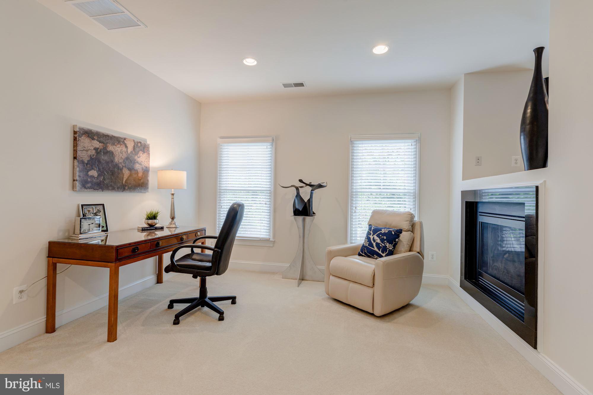 COUNTRY CLUB MANOR - Residential