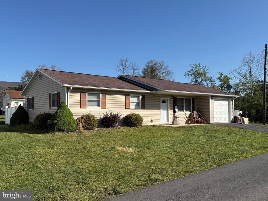 3 BED, 1 BATH VINYL RANCHER ON 0.10 ACRE CORNER LOT IN QUAIL VALLEY SUBDIV.  BUILT ON FULL SLAB.  1 CAR ATTACH GARAGE. FULLY EQUIPPED EAT-IN KITCHEN. LAUNDRY ROOM. VINYL FENCE, REAR YARD. MUCH, MUCH MORE AND A MUST SEE!