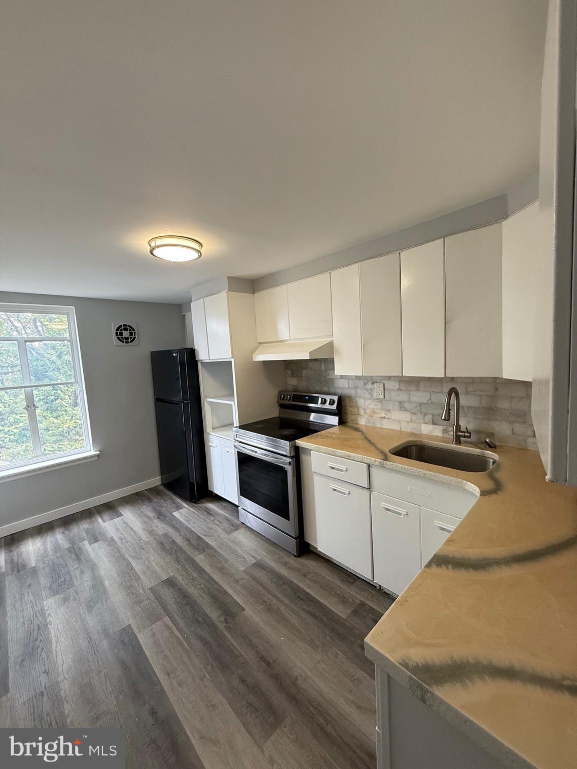 This beautifully remodeled 2-bedroom, second-floor unit offers a fresh modern design and move-in ready comfort. Natural lighting highlights the updated finishes and stylish details throughout. Conveniently located just steps from shopping, dining, and public transportation, this home provides the perfect blend of comfort and accessibility. Schedule your showing today!!!