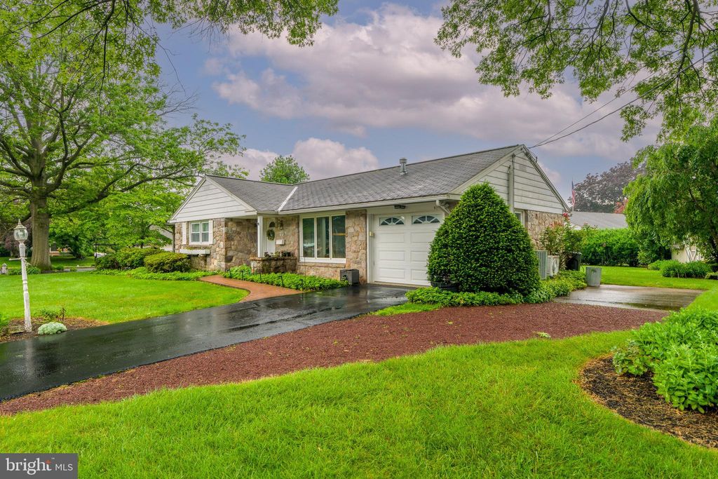 Photo of 528 Bluebird Road, LITITZ, PA 17543 (MLS # PALA2071504)