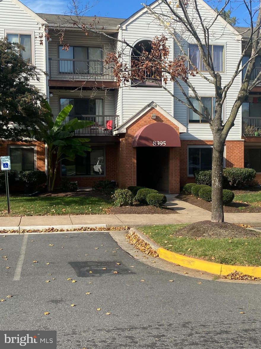 NICE CONDO, CONVENIENTLY LOCATED ON GROUND LEVEL, BACKING UP TO PRIVACY, TENNIS COURTS AND OPEN GROUND.  VERY RELAXING.   GREAT FLOOR PLAN LAYOUT.