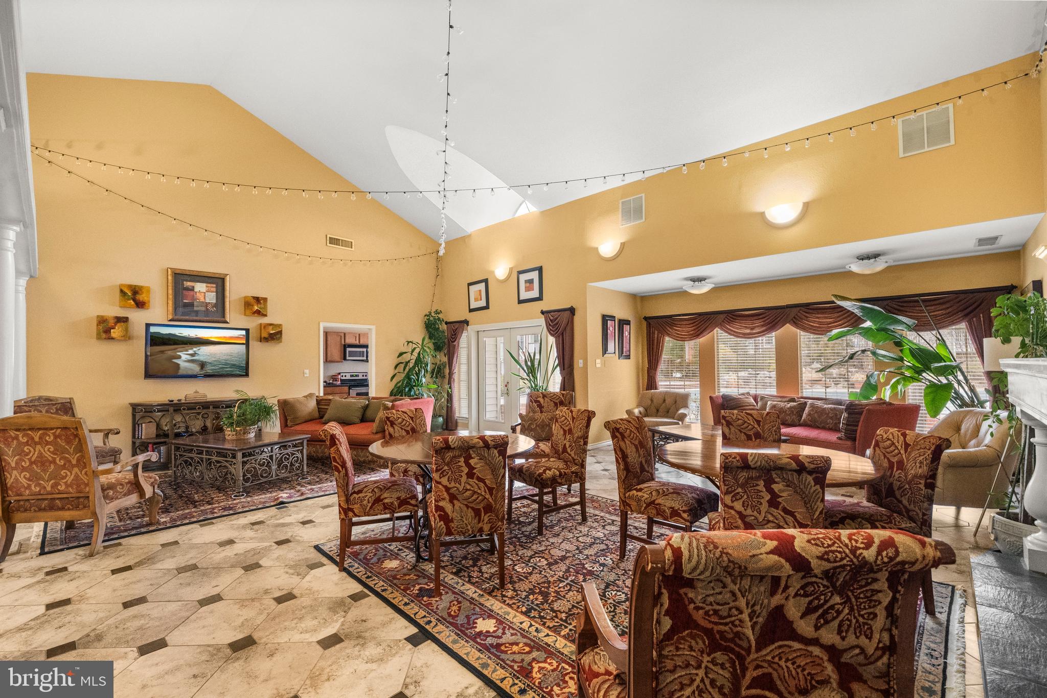 PENDERBROOK SQUARE CONDOMINIUMS - Residential