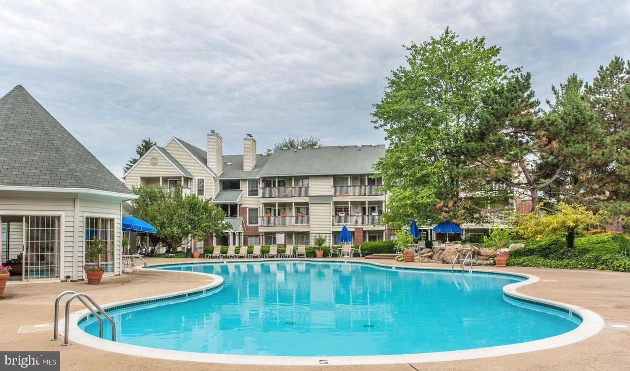 PENDERBROOK SQUARE CONDOMINIUMS - Residential