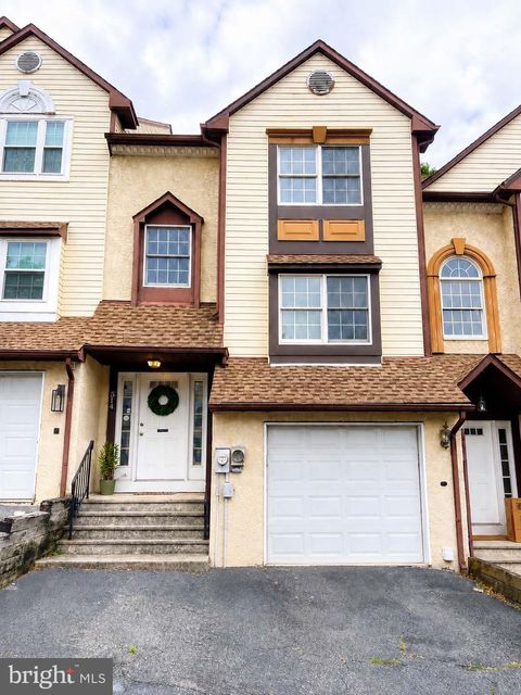 Townhouse For Sale - 514 Upland Street<br/> POTTSTOWN, PA 19464