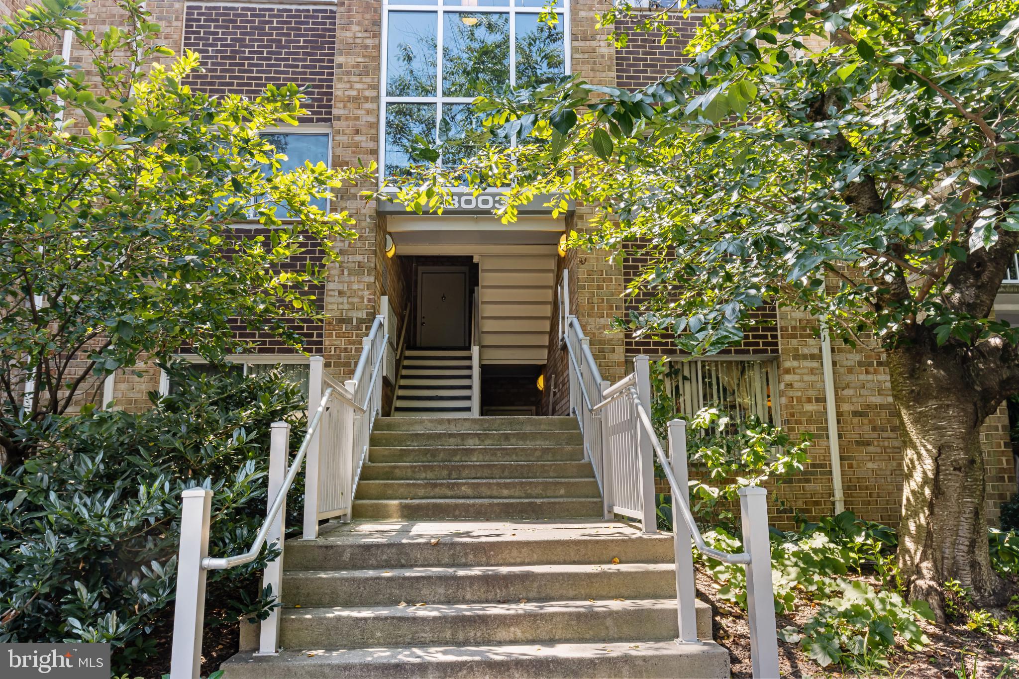 PRICE REDUCTION FOR FAST SALE!
CHEAPER THAN RENTING IN FALLS CHURCH, CLOSE TO THE HOSPITAL. PRICED TO SELL QUICK! Just the cutest 1 bed 1 bath condo right in the heart of Falls Church, not far from Fairfax Hospital, this would be a great crash pad for someone who works nearby. New carpet throughout, new Kitchen cabinets with granite counters. Hurry before it is gone, everyone wants to live in this building.