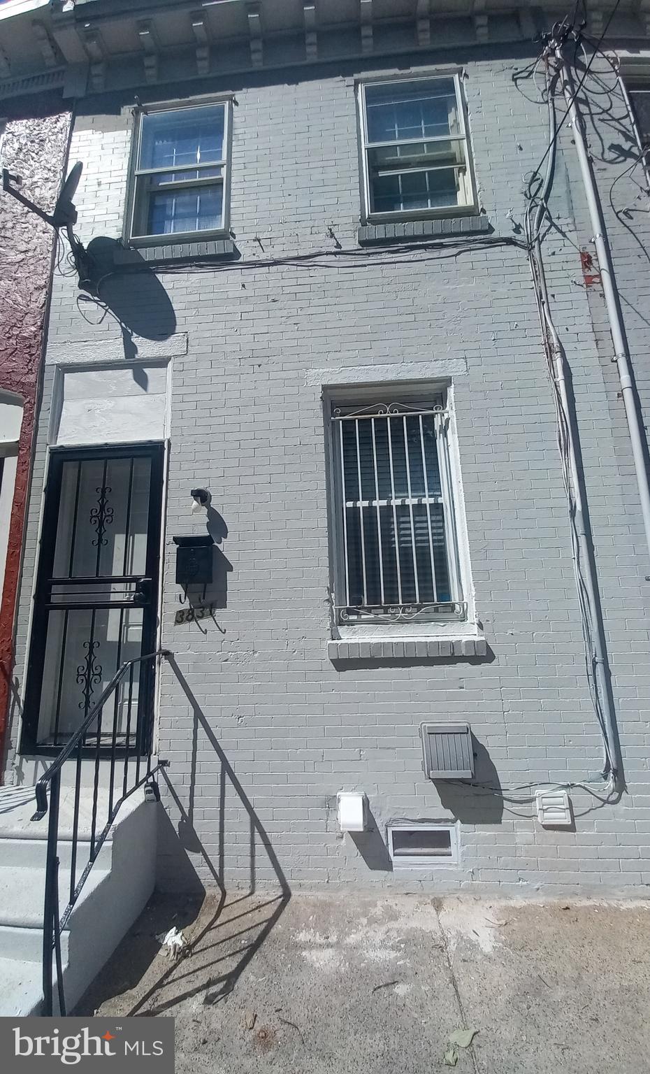 Newly renovated home with new appliances in University City area. Within walking distance to Drexel University, Philadelphia Zoo, 30th Street Amtrack train station, etc. Washer and dryer included. Moderate sized backyard. Pictures and tours will be available at the end of August 2025.