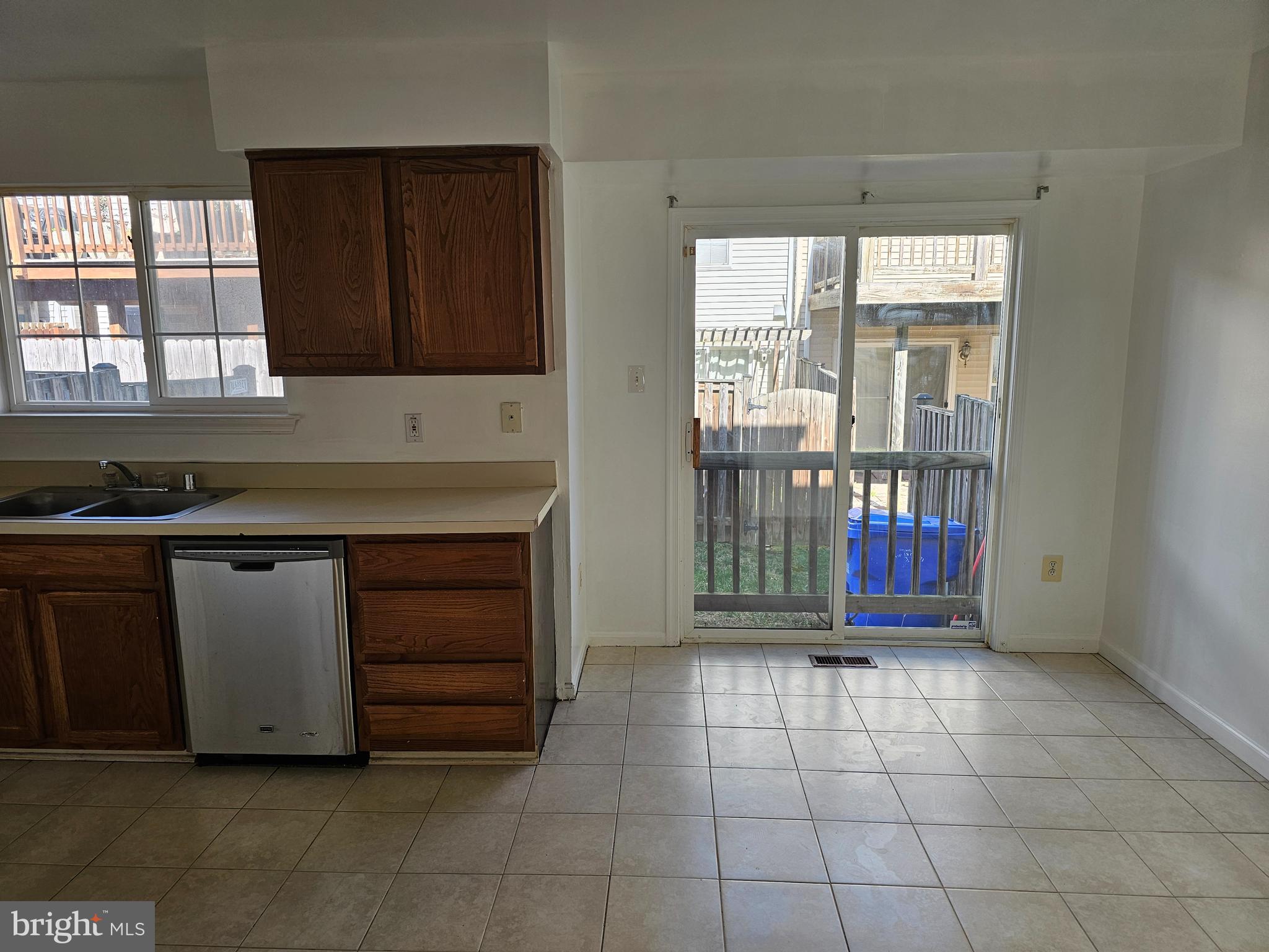 SOUTH HAMPTON - Residential Lease