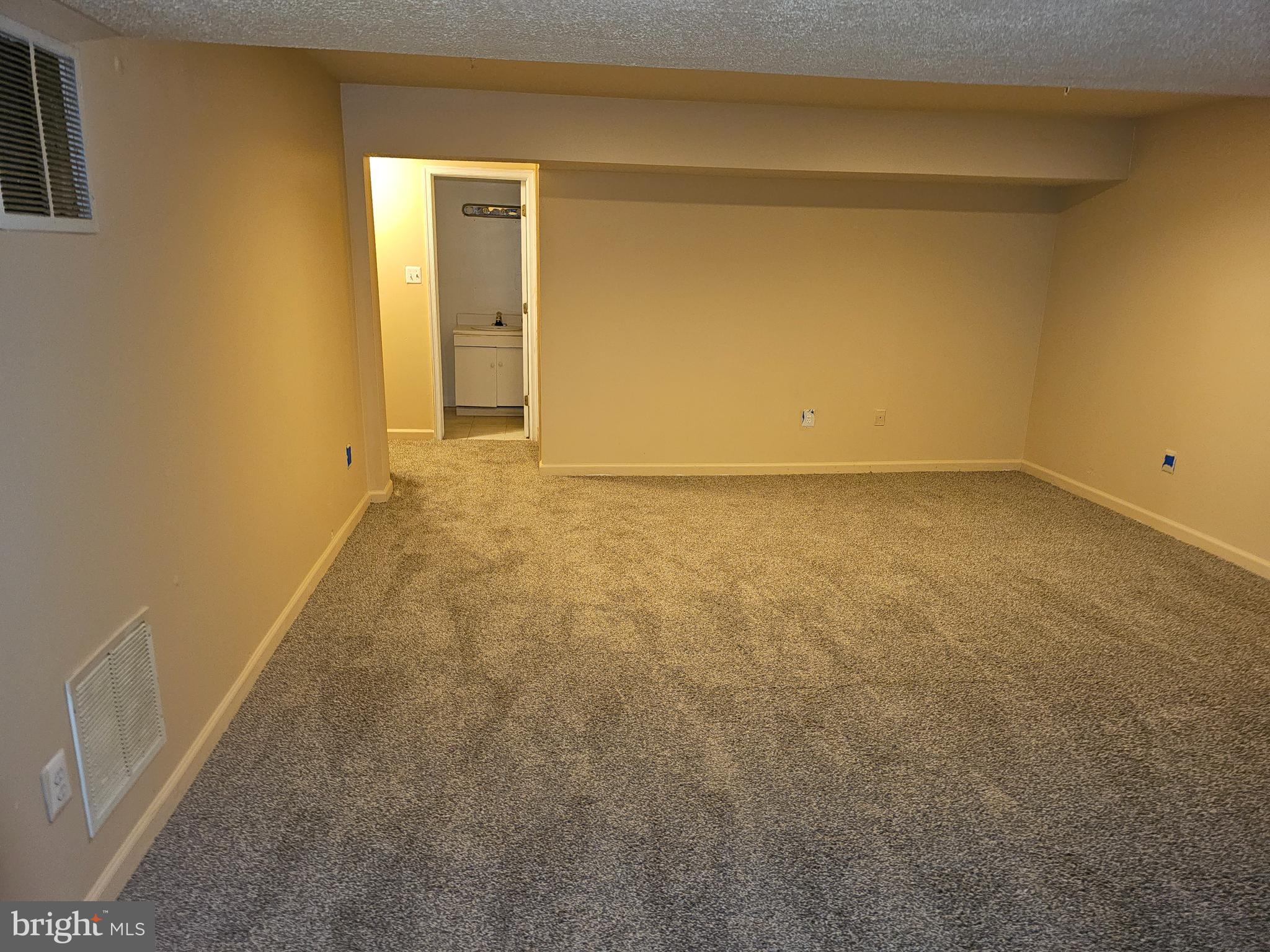 SOUTH HAMPTON - Residential Lease