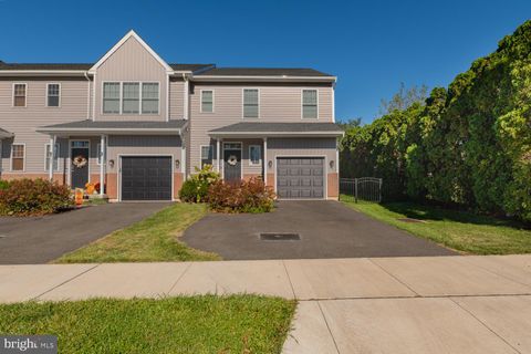 Townhouse For Sale - 543 Long Street<br/> EMMAUS, PA 18049