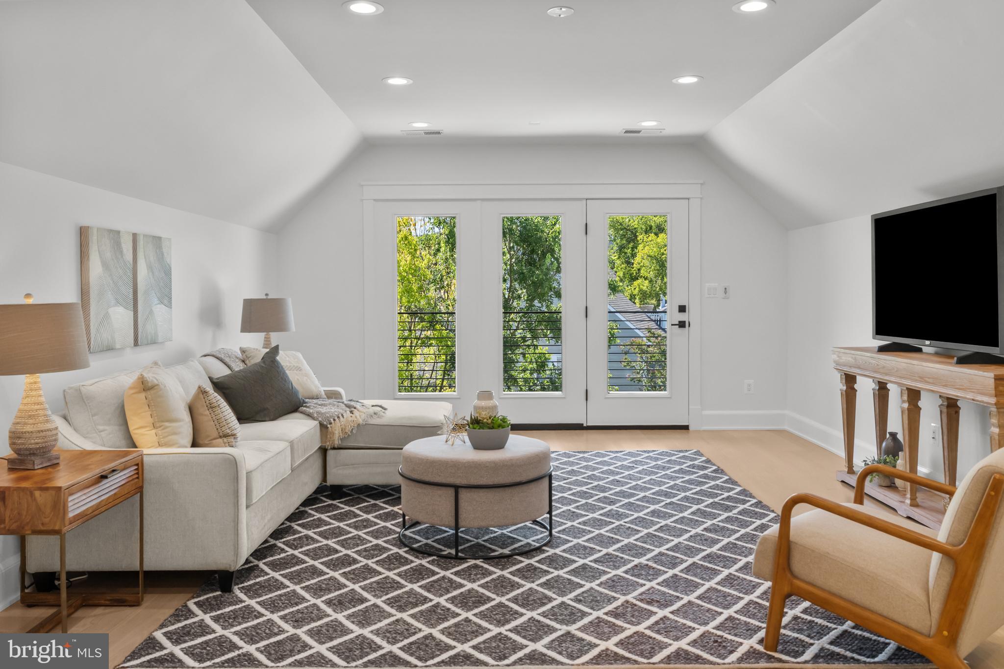 LYON VILLAGE - Residential