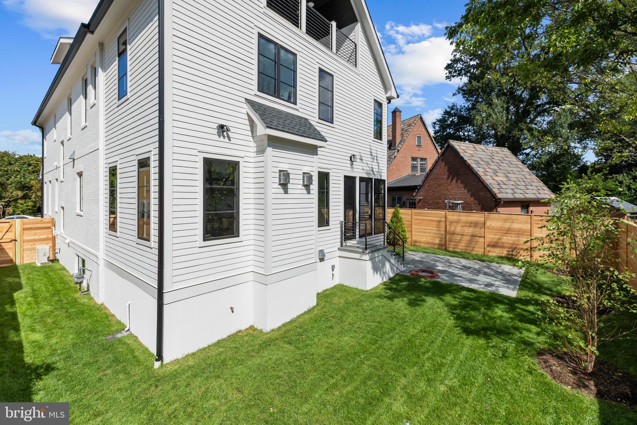 LYON VILLAGE - Residential