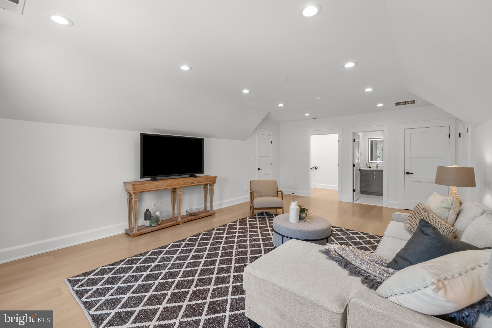 LYON VILLAGE - Residential