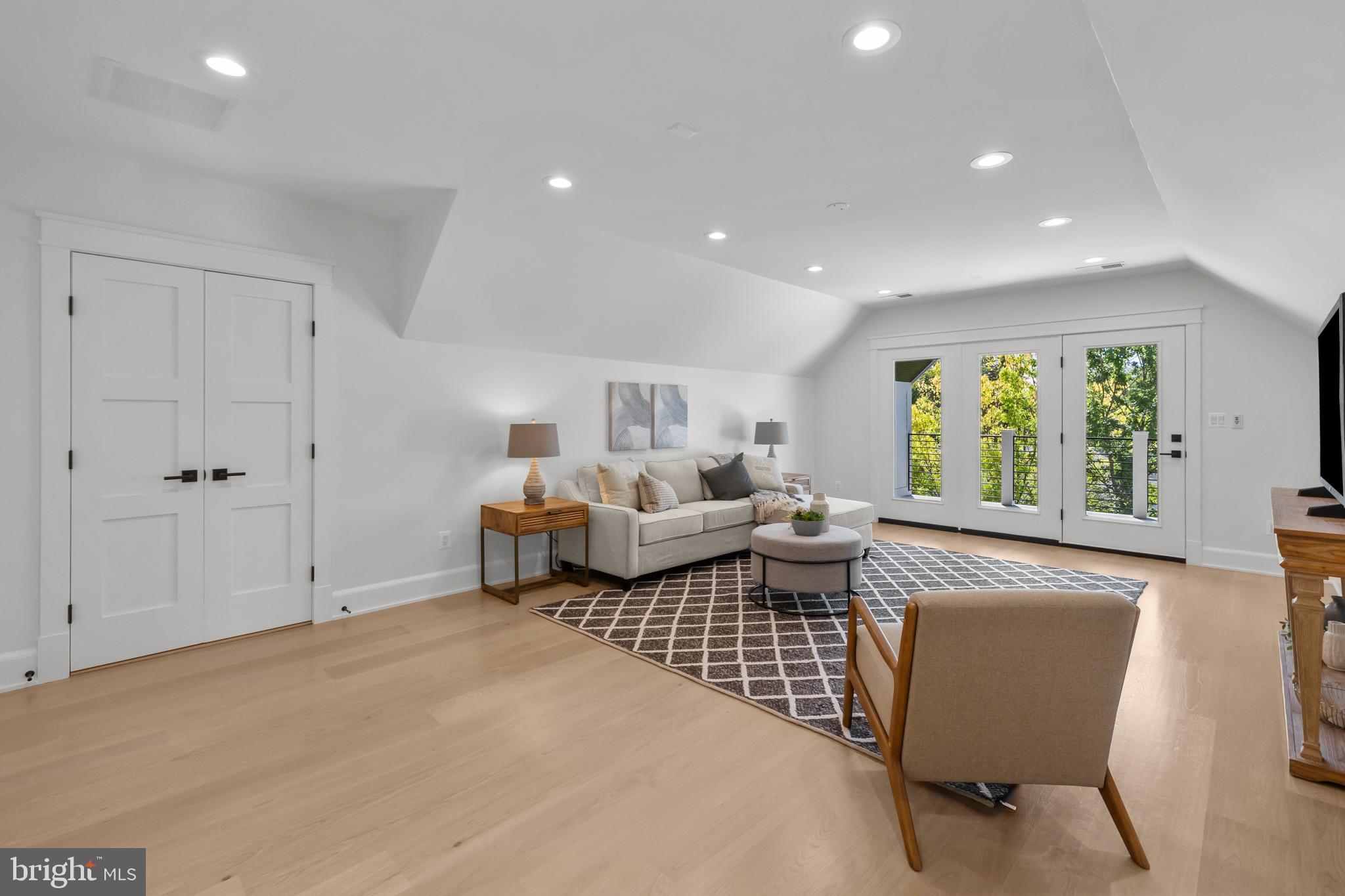 LYON VILLAGE - Residential