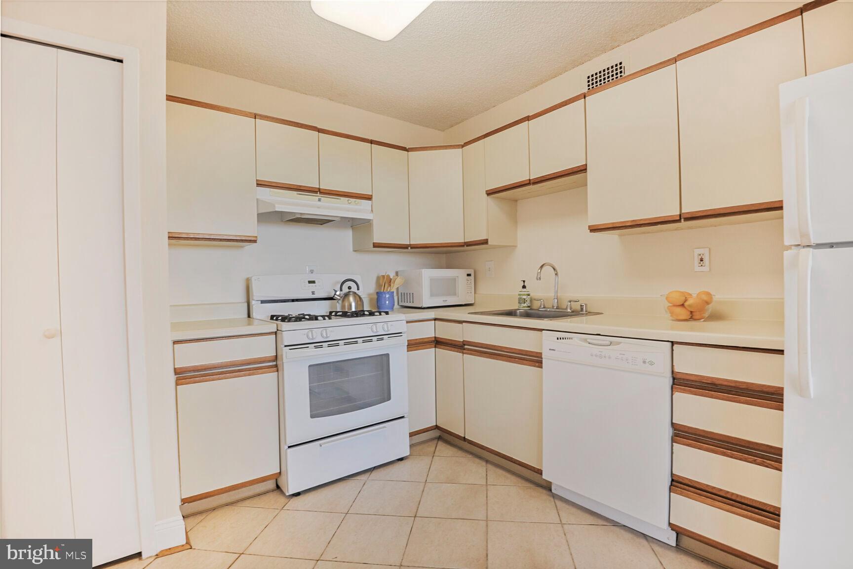 PROMENADE TOWERS - Residential