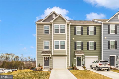 11 CLIFTON MANOR FALLING WATERS WV 25419