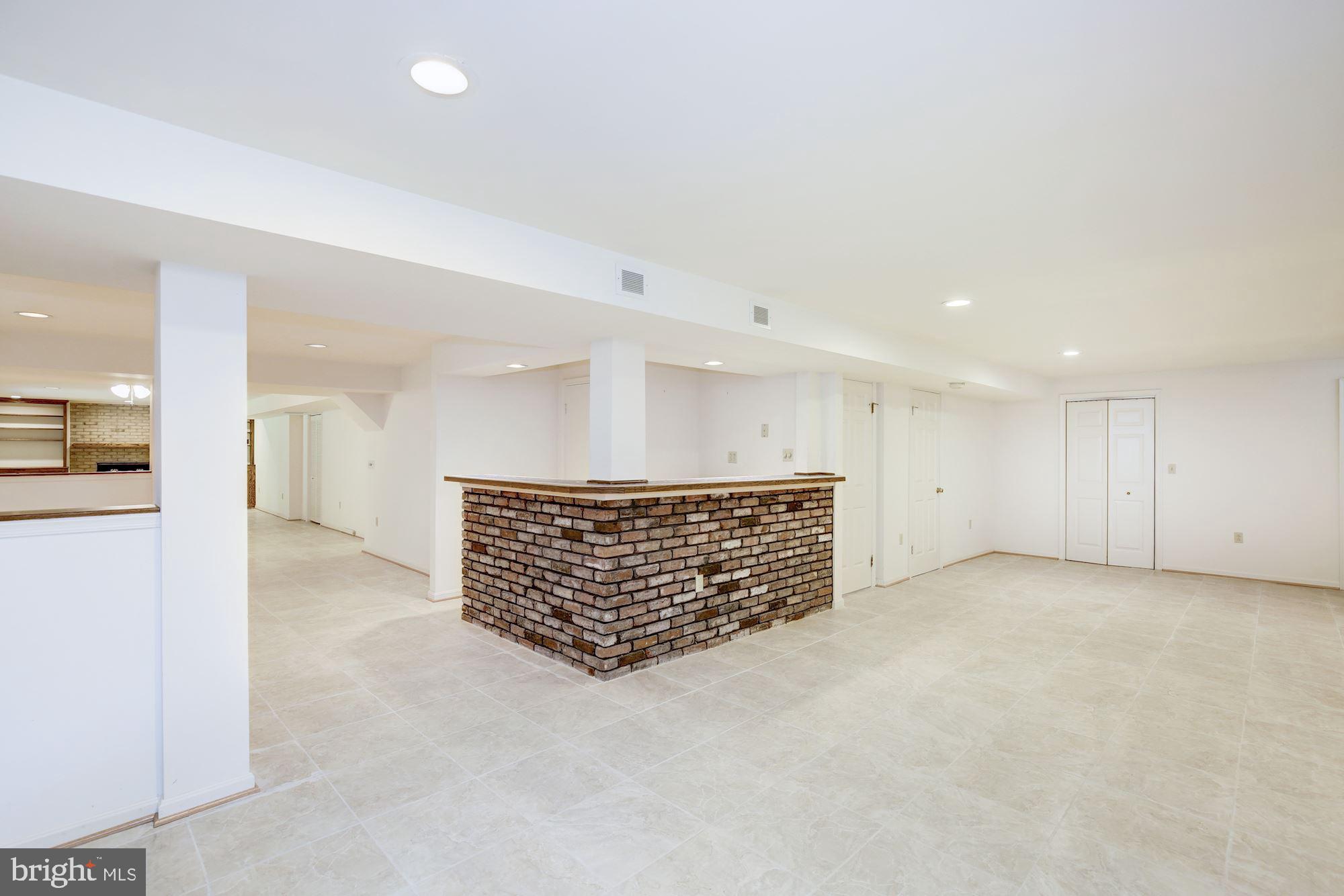 WILLIAMSBURG GARDENS - Residential Lease