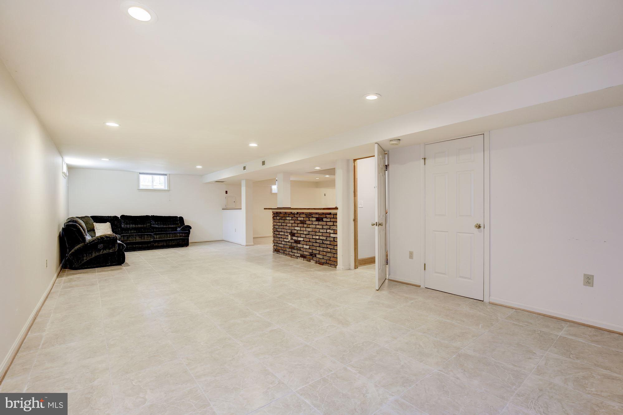 WILLIAMSBURG GARDENS - Residential Lease